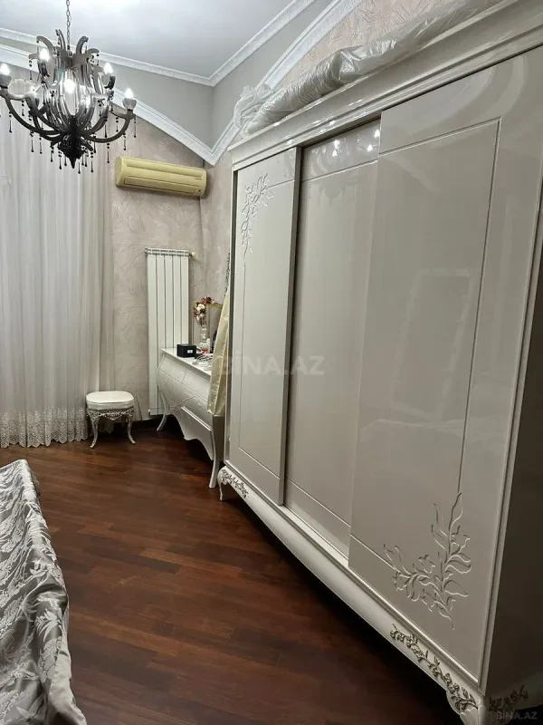 Satılır 5 otaqlı mənzil 250 m²