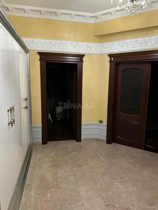 Satılır 5 otaqlı mənzil 250 m²