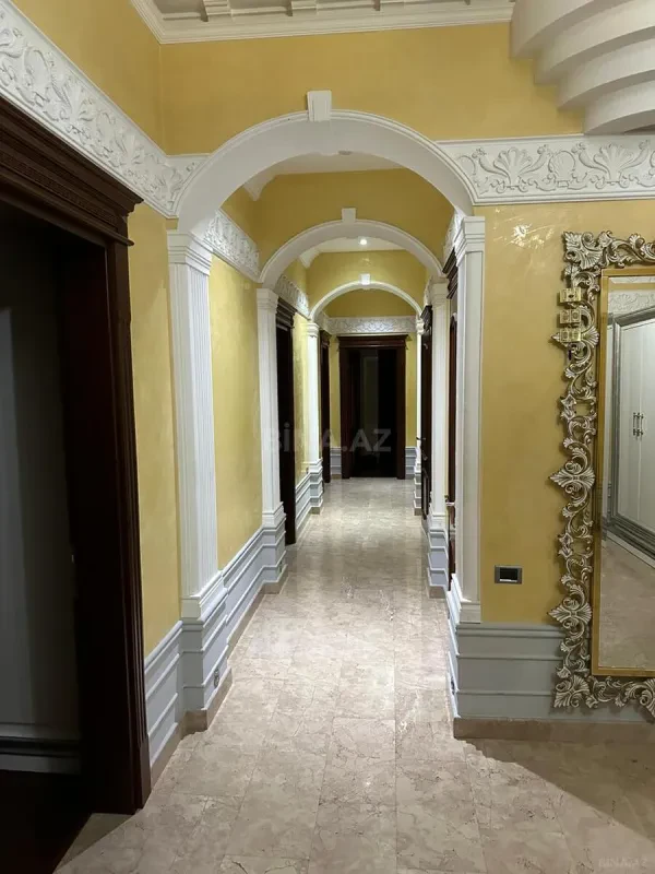 Satılır 5 otaqlı mənzil 250 m²