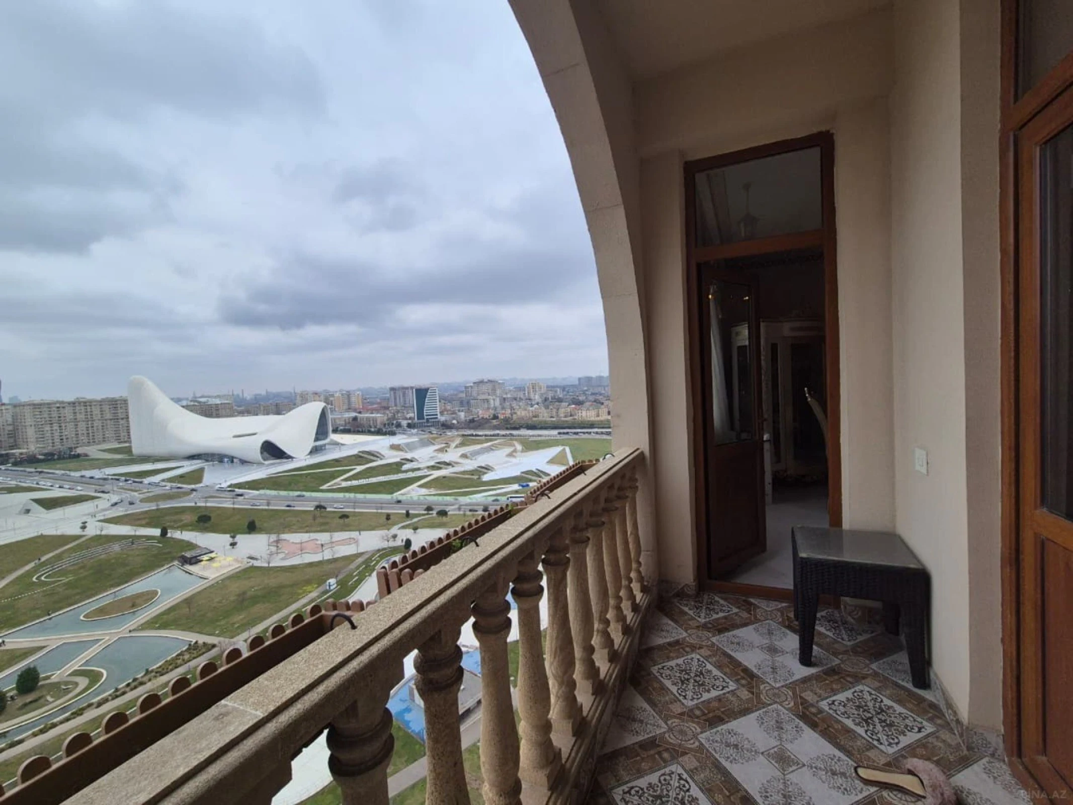 Satılır 3 otaqlı mənzil 214 m²