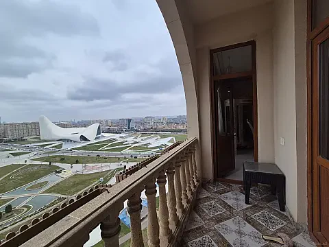 Satılır 3 otaqlı mənzil 214 m²