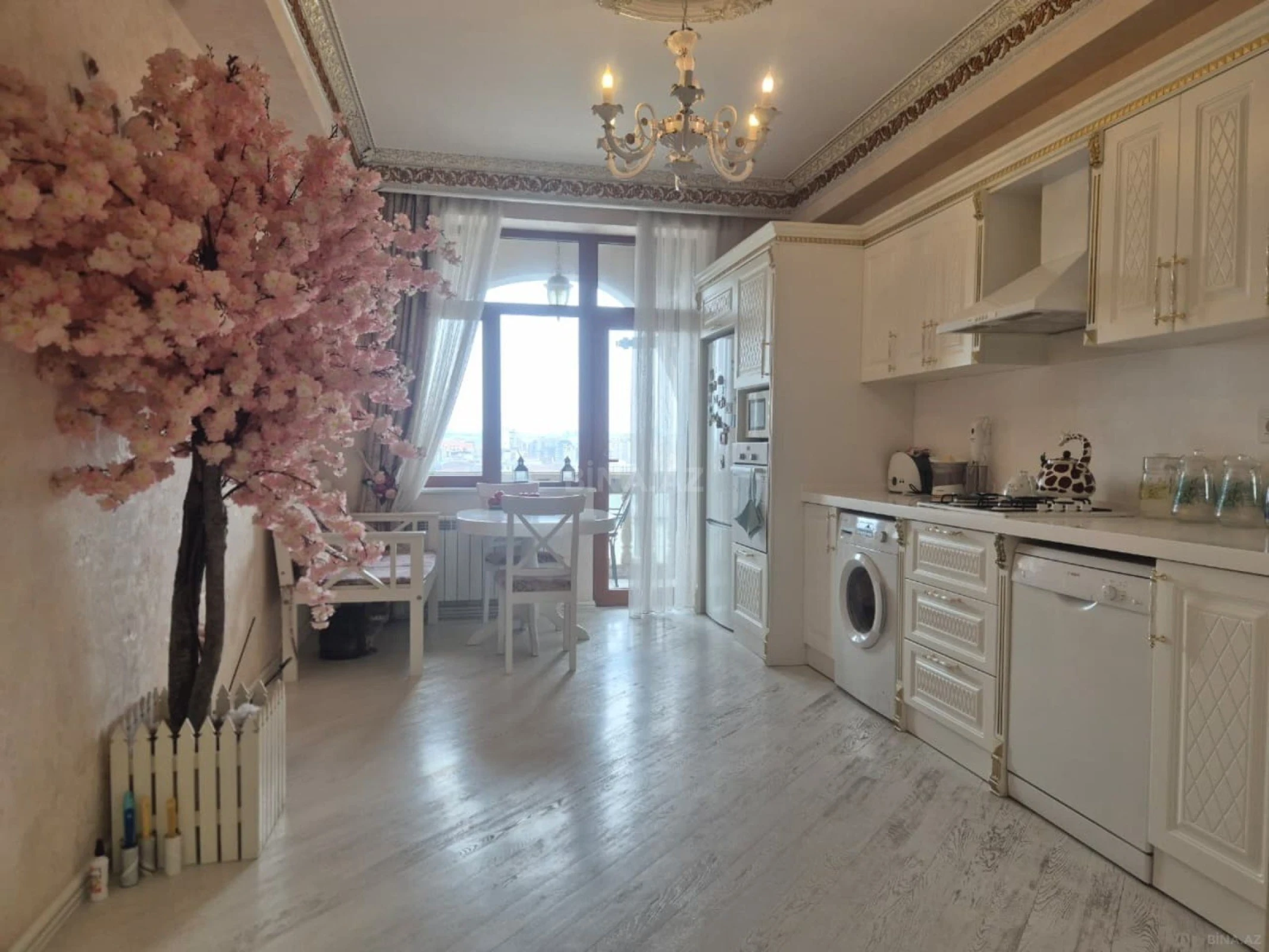 Satılır 3 otaqlı mənzil 214 m²