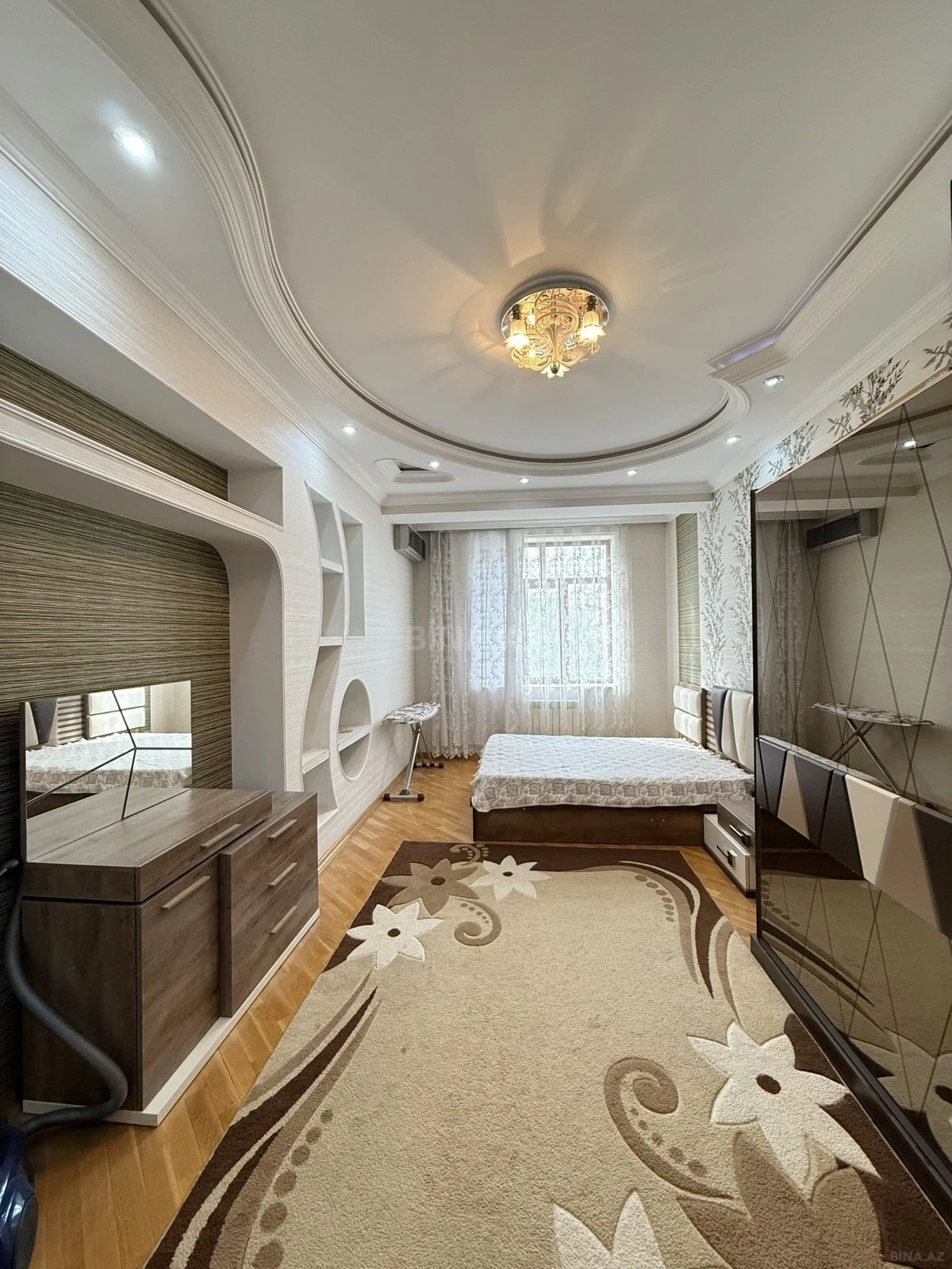 Satılır 3 otaqlı mənzil 142 m²