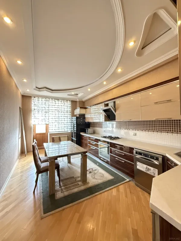 Satılır 3 otaqlı mənzil 142 m²