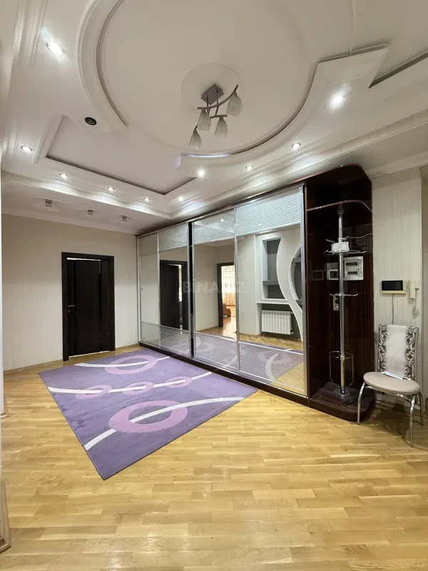 Satılır 3 otaqlı mənzil 142 m²