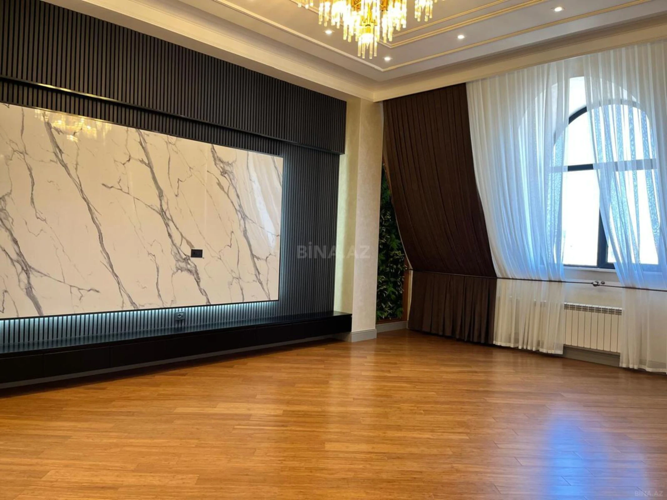 Satılır 4 otaqlı mənzil 285 m²