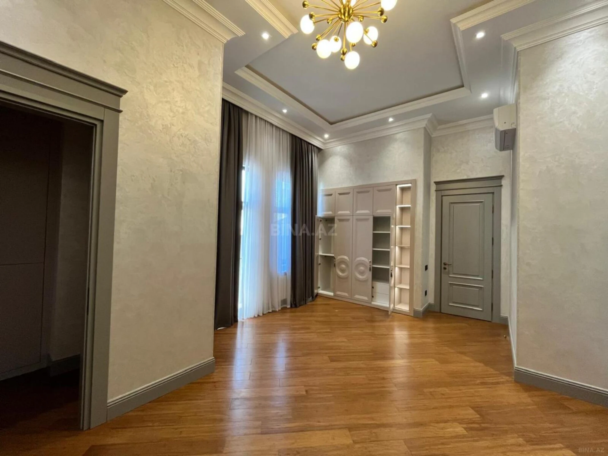 Satılır 4 otaqlı mənzil 285 m²