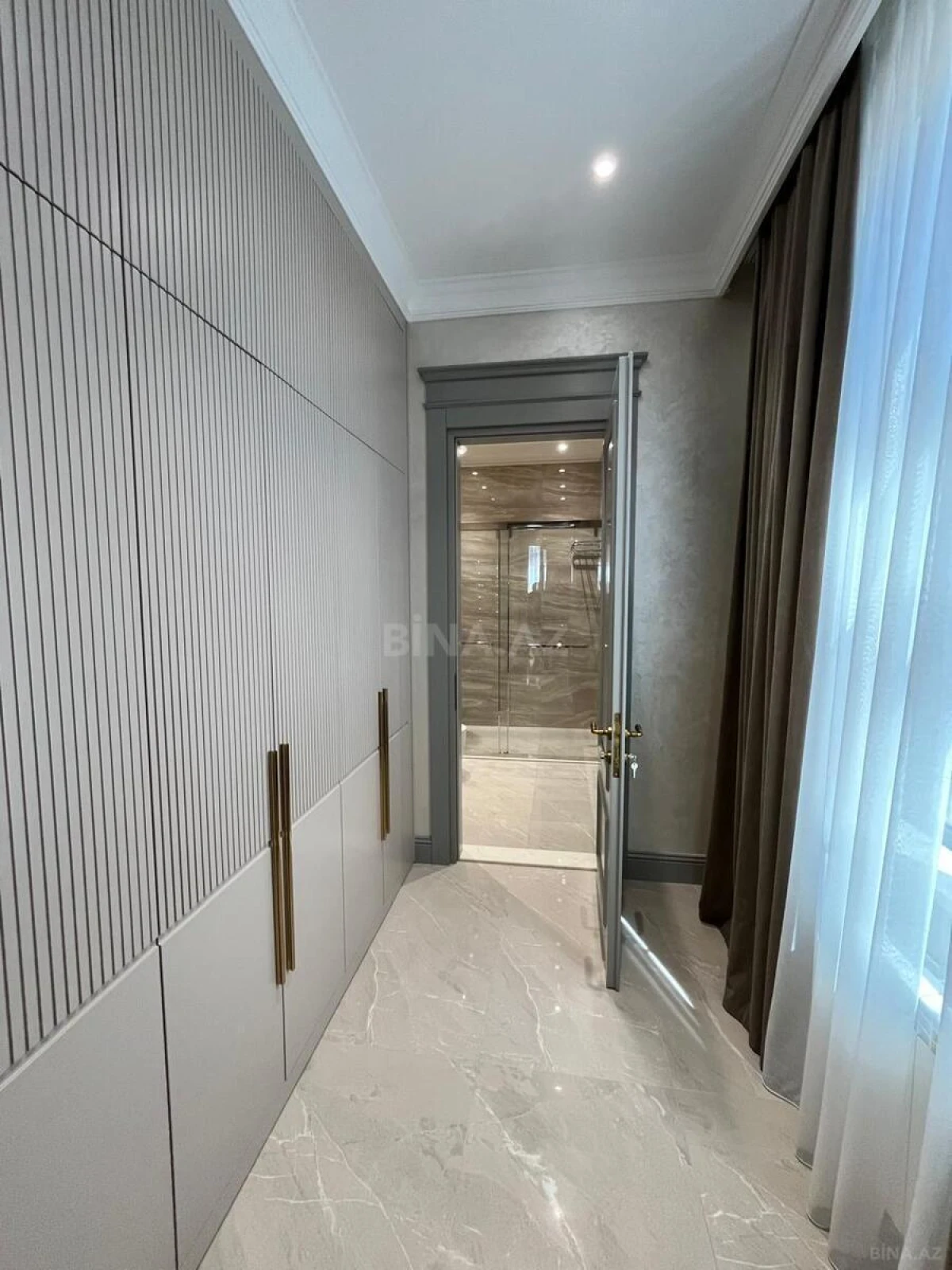 Satılır 4 otaqlı mənzil 285 m²