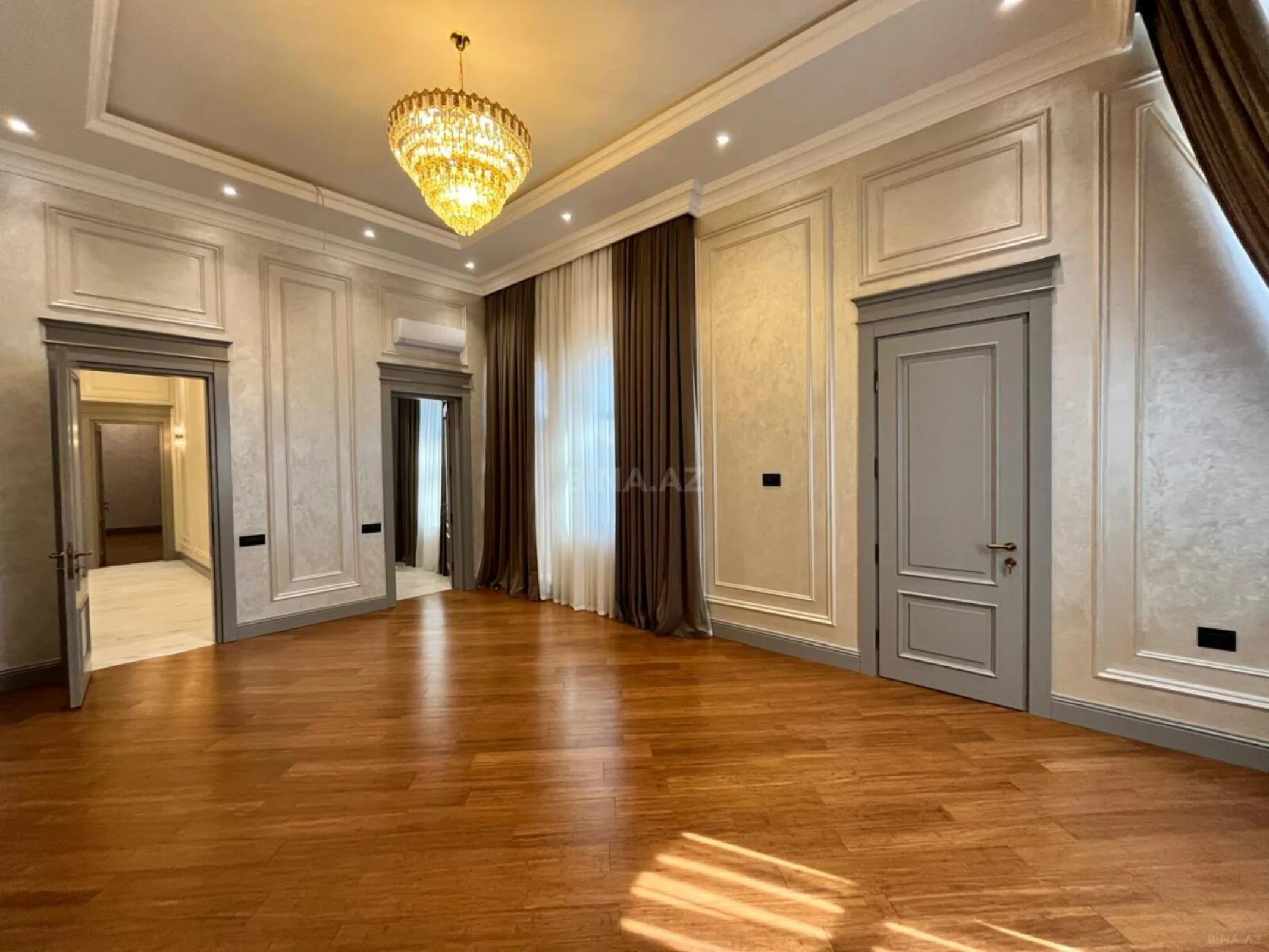 Satılır 4 otaqlı mənzil 285 m²