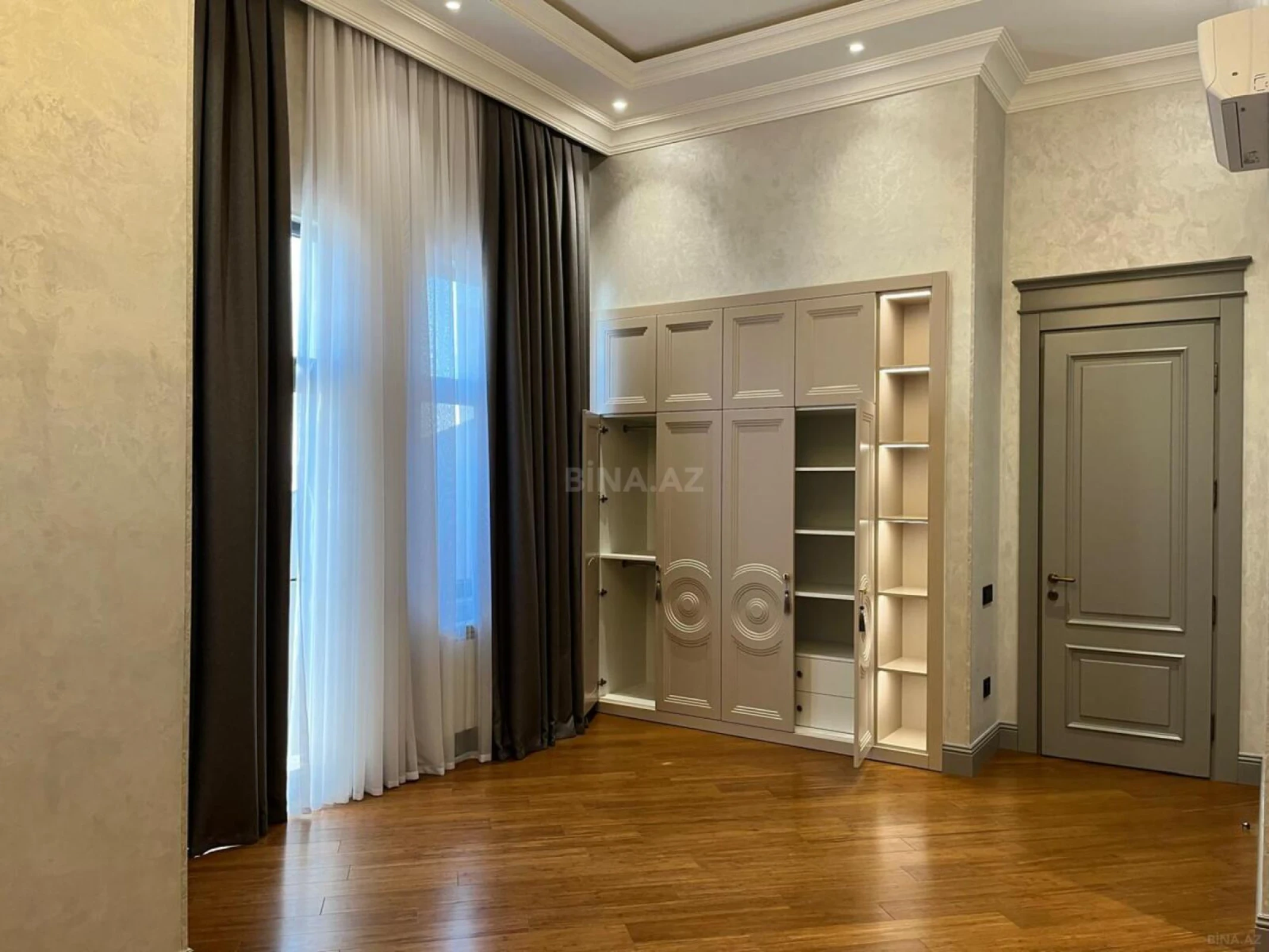 Satılır 4 otaqlı mənzil 285 m²