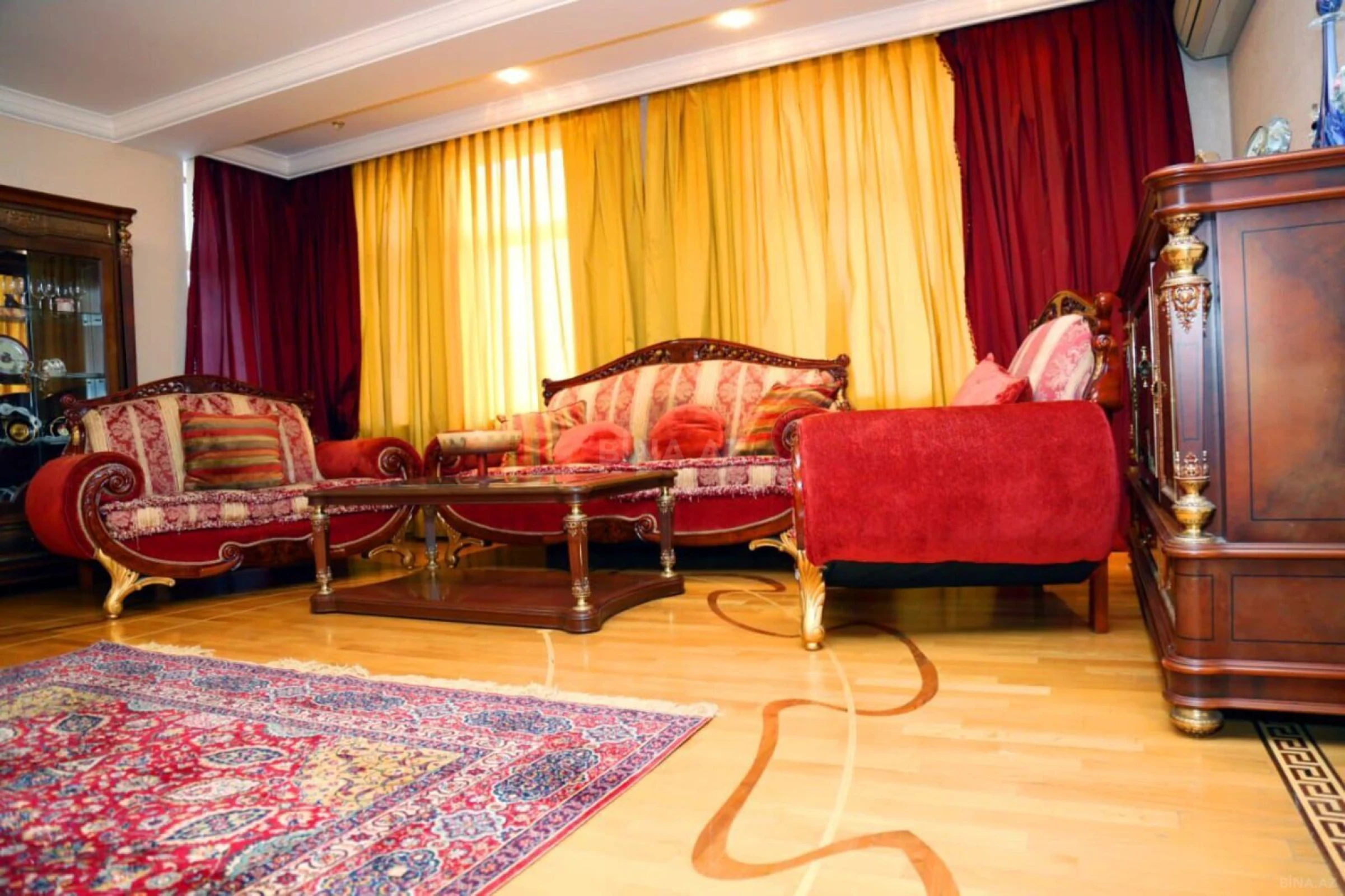 Kirayə verilir 4 otaqlı mənzil 250 m²