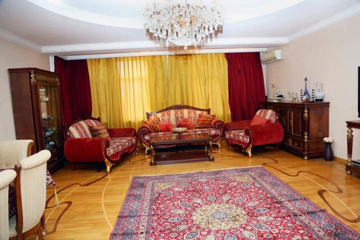 Kirayə verilir 4 otaqlı mənzil 250 m²