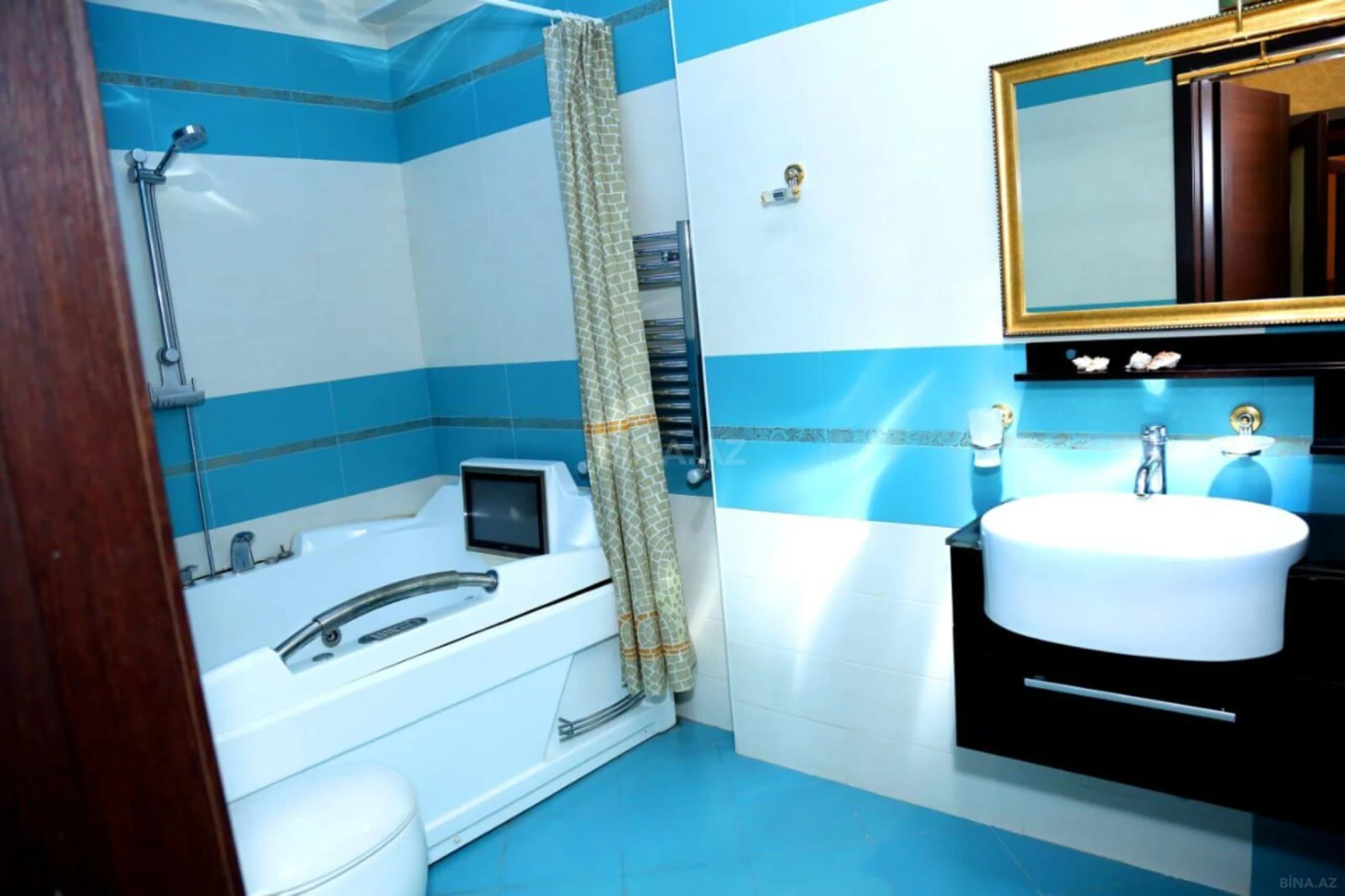 Kirayə verilir 4 otaqlı mənzil 250 m²