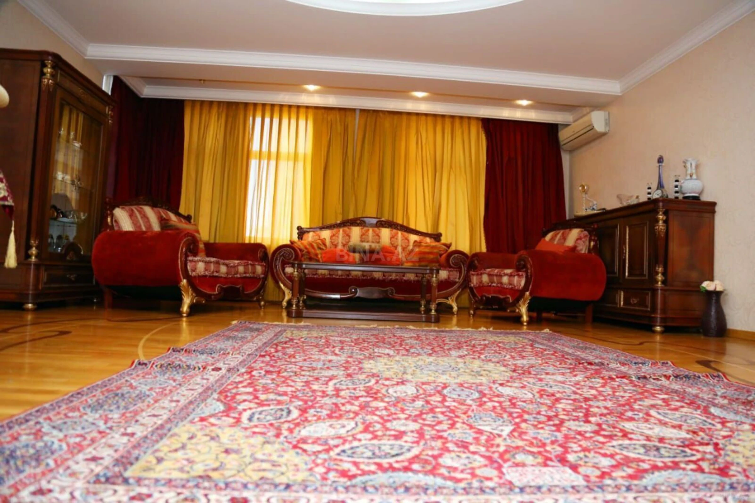 Kirayə verilir 4 otaqlı mənzil 250 m²