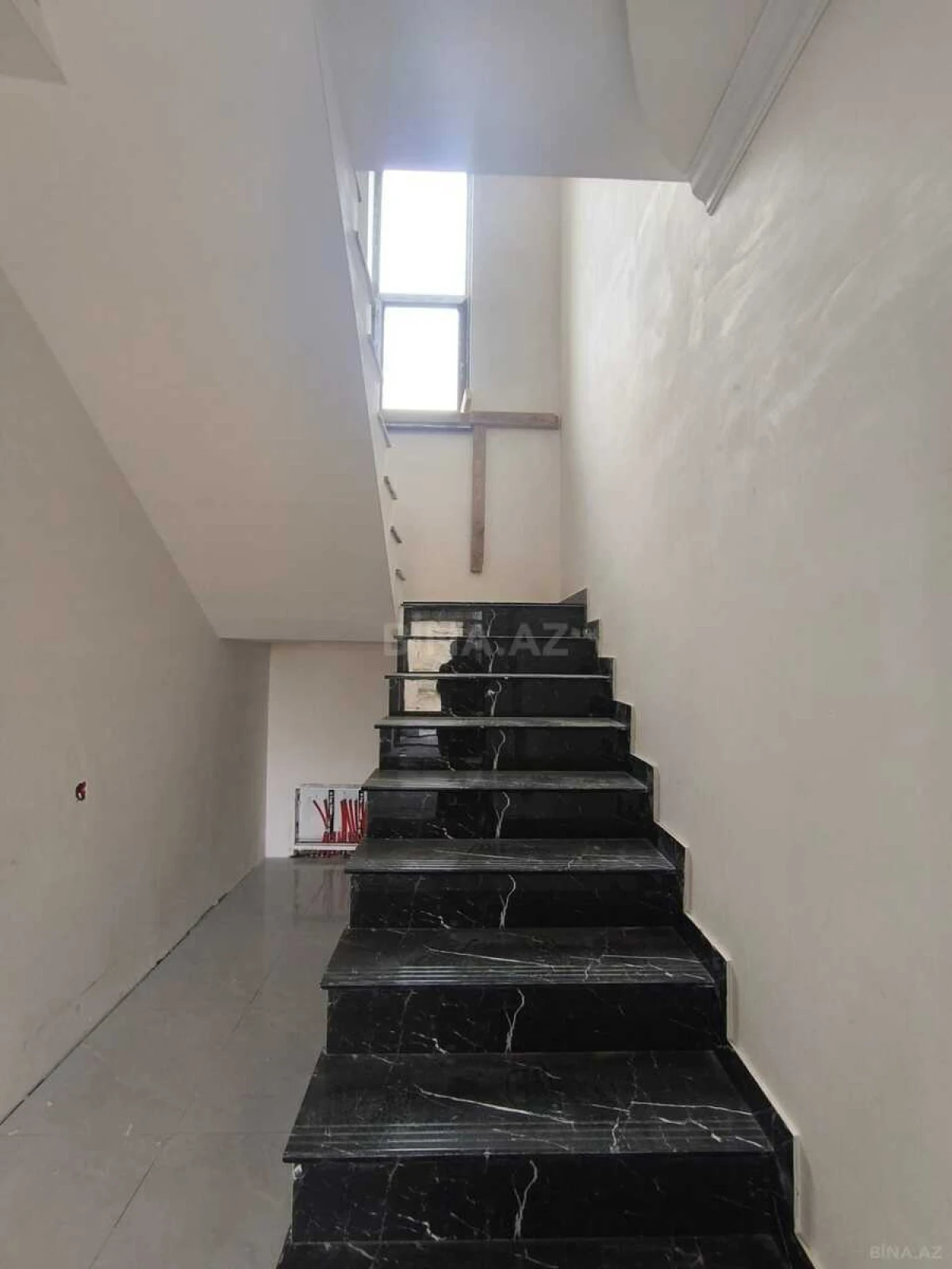 Satılır 6 otaqlı həyət evi 300 m²