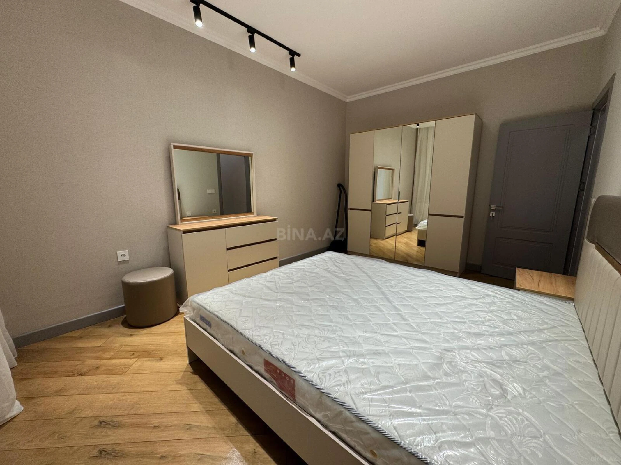 Kirayə verilir 2 otaqlı mənzil 85 m²