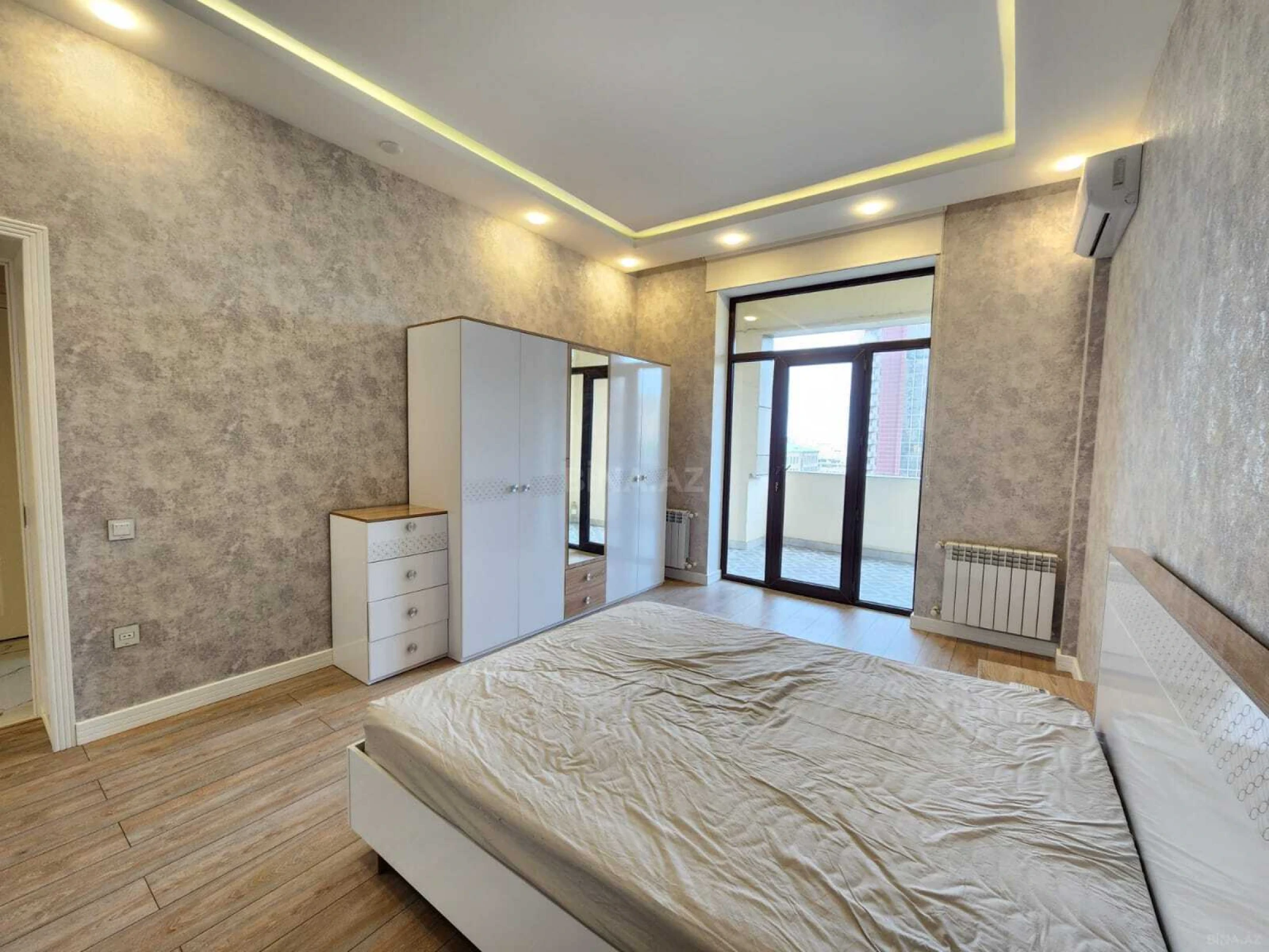 Kirayə verilir 4 otaqlı mənzil 189 m²
