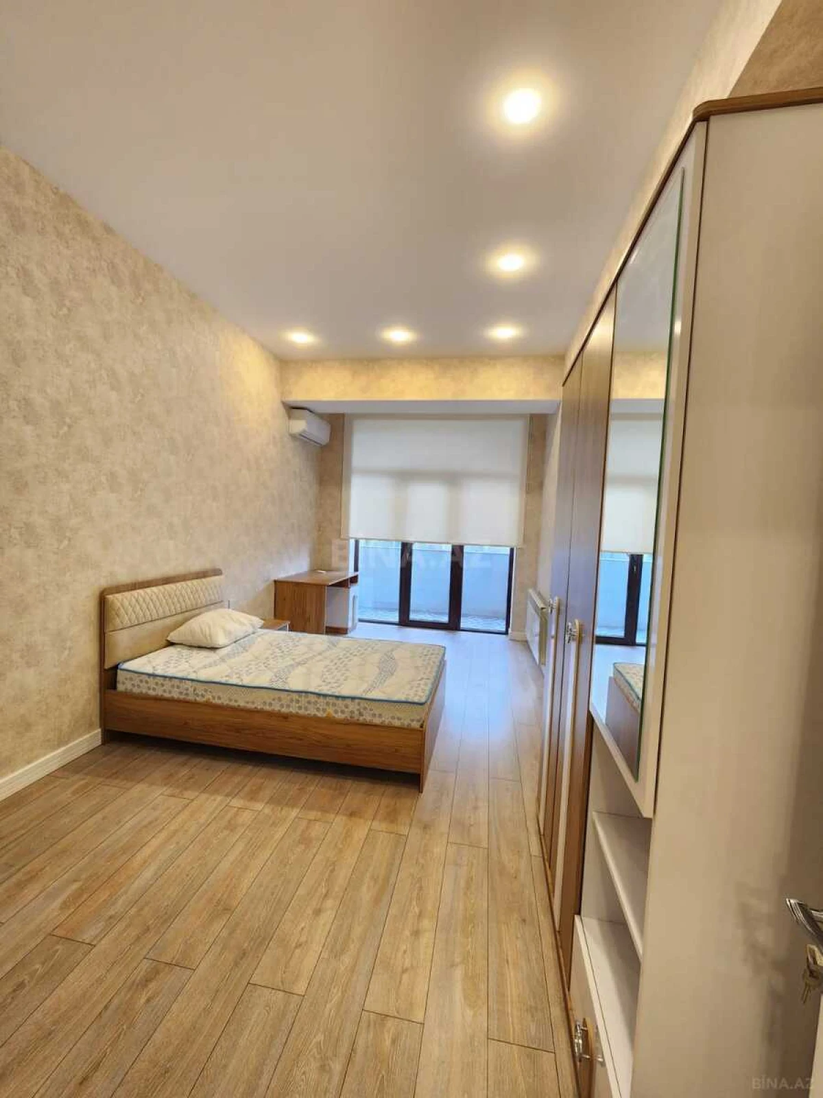 Kirayə verilir 4 otaqlı mənzil 189 m²