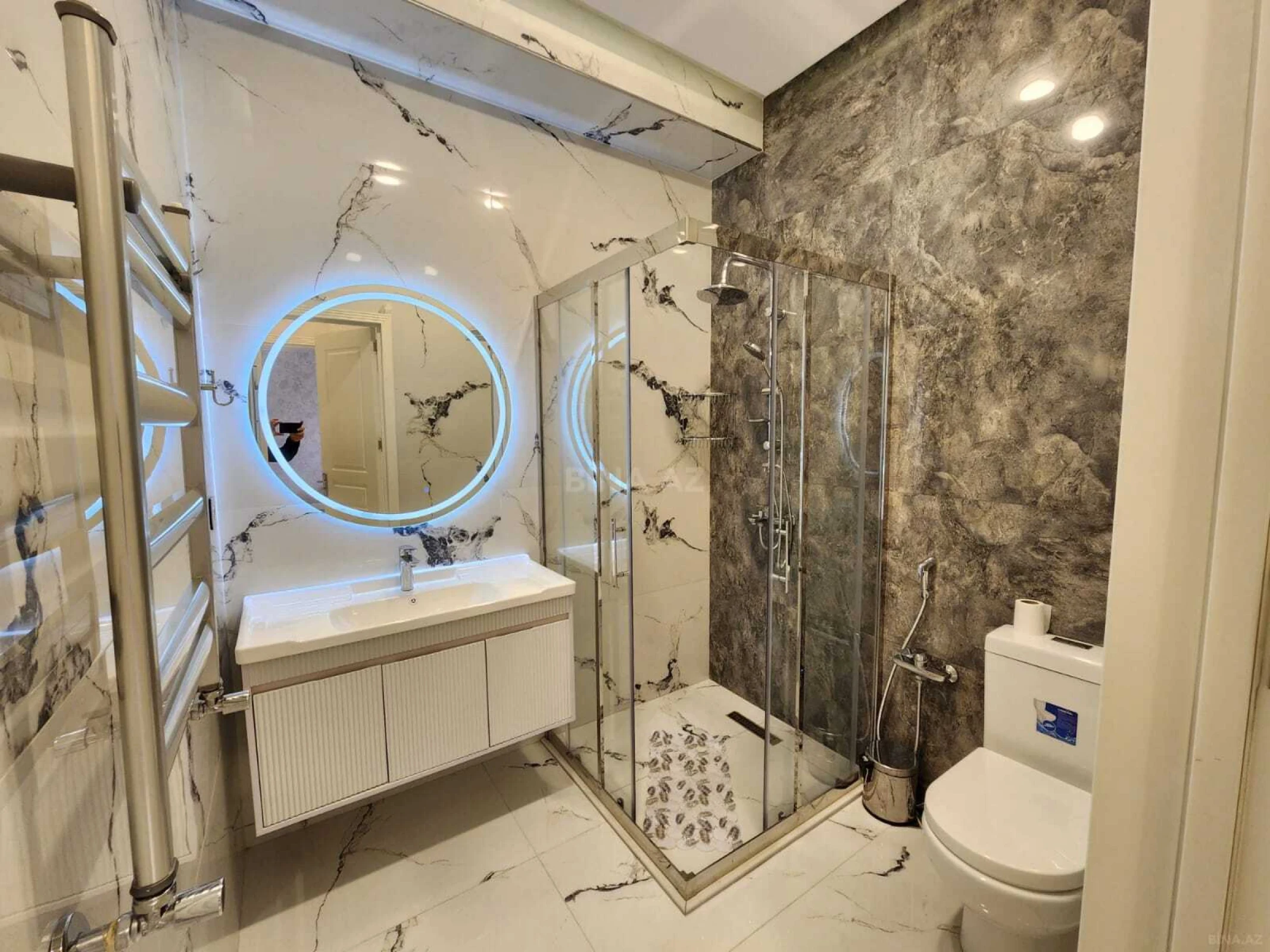 Kirayə verilir 4 otaqlı mənzil 189 m²