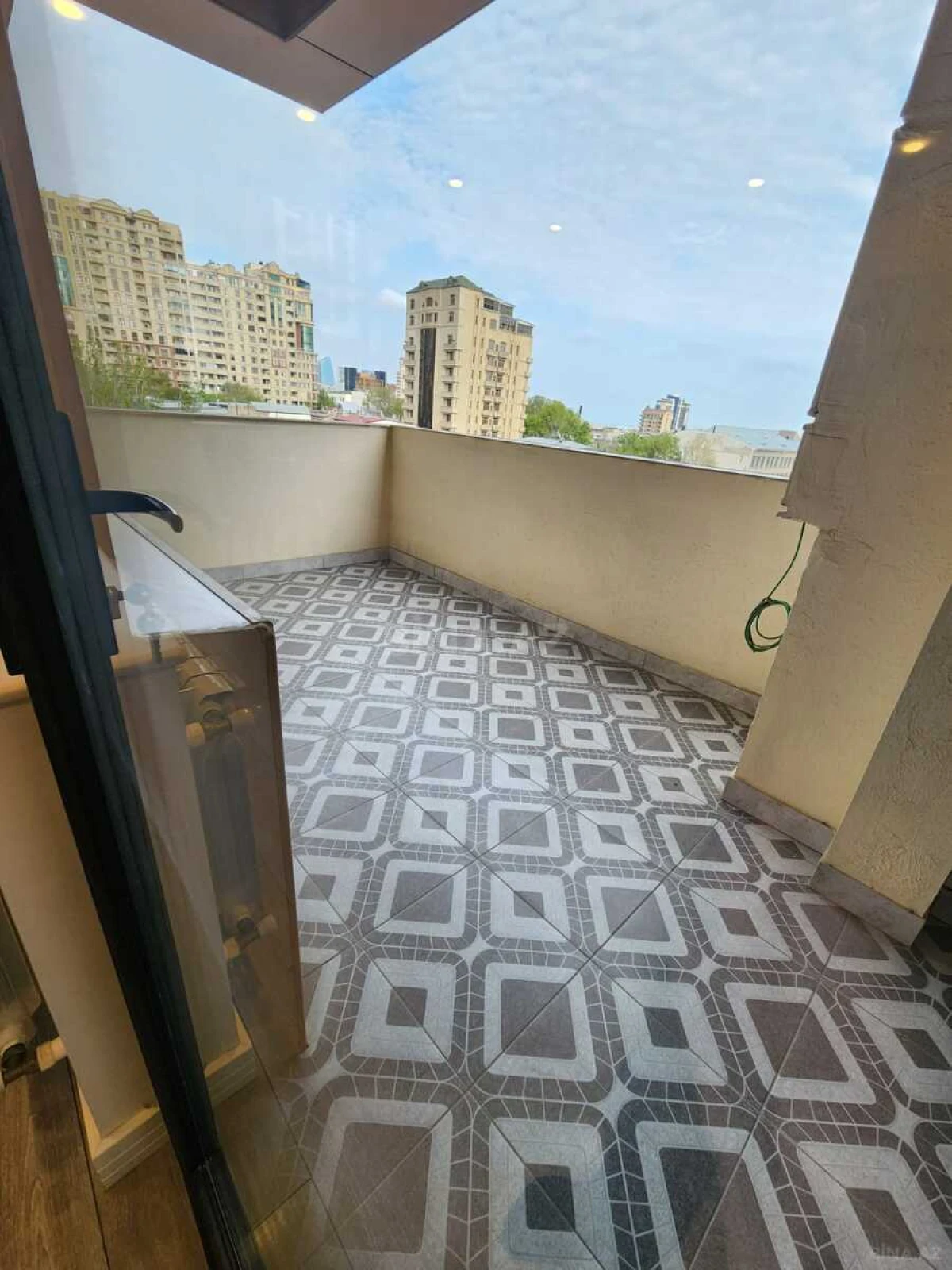 Kirayə verilir 4 otaqlı mənzil 189 m²