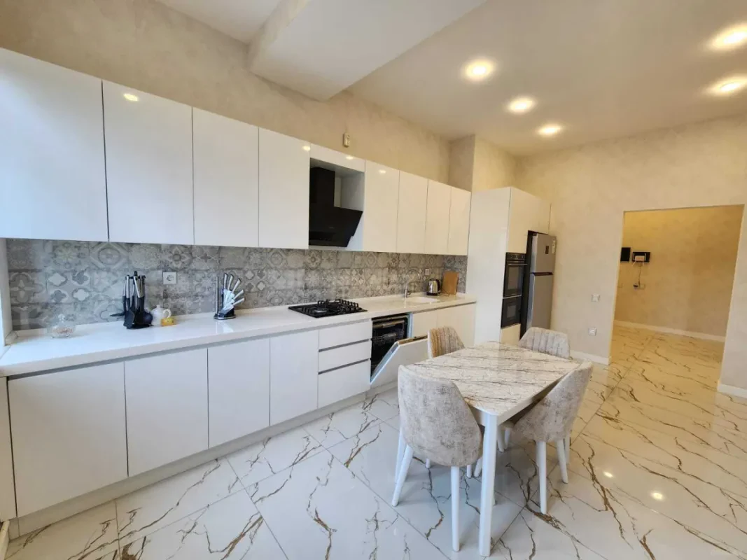 Kirayə verilir 4 otaqlı mənzil 189 m²