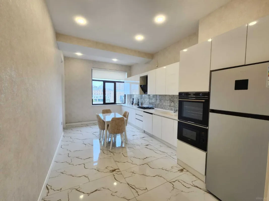 Kirayə verilir 4 otaqlı mənzil 189 m²