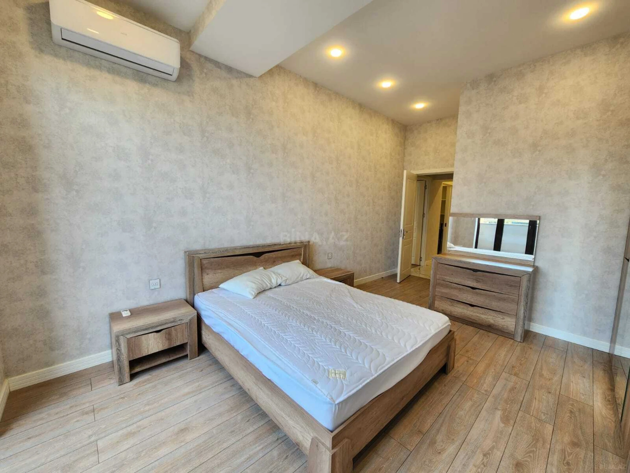 Kirayə verilir 4 otaqlı mənzil 189 m²