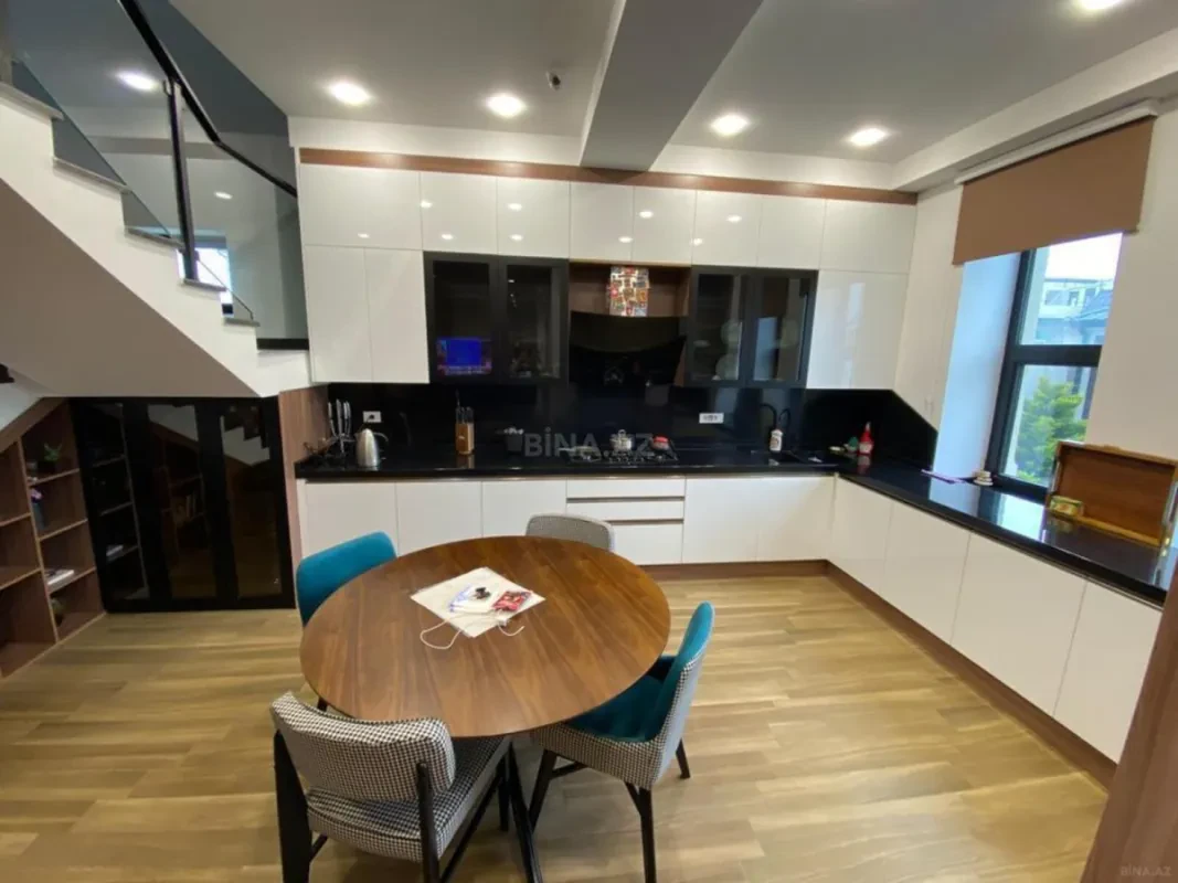Kirayə verilir 8 otaqlı həyət evi 700 m²