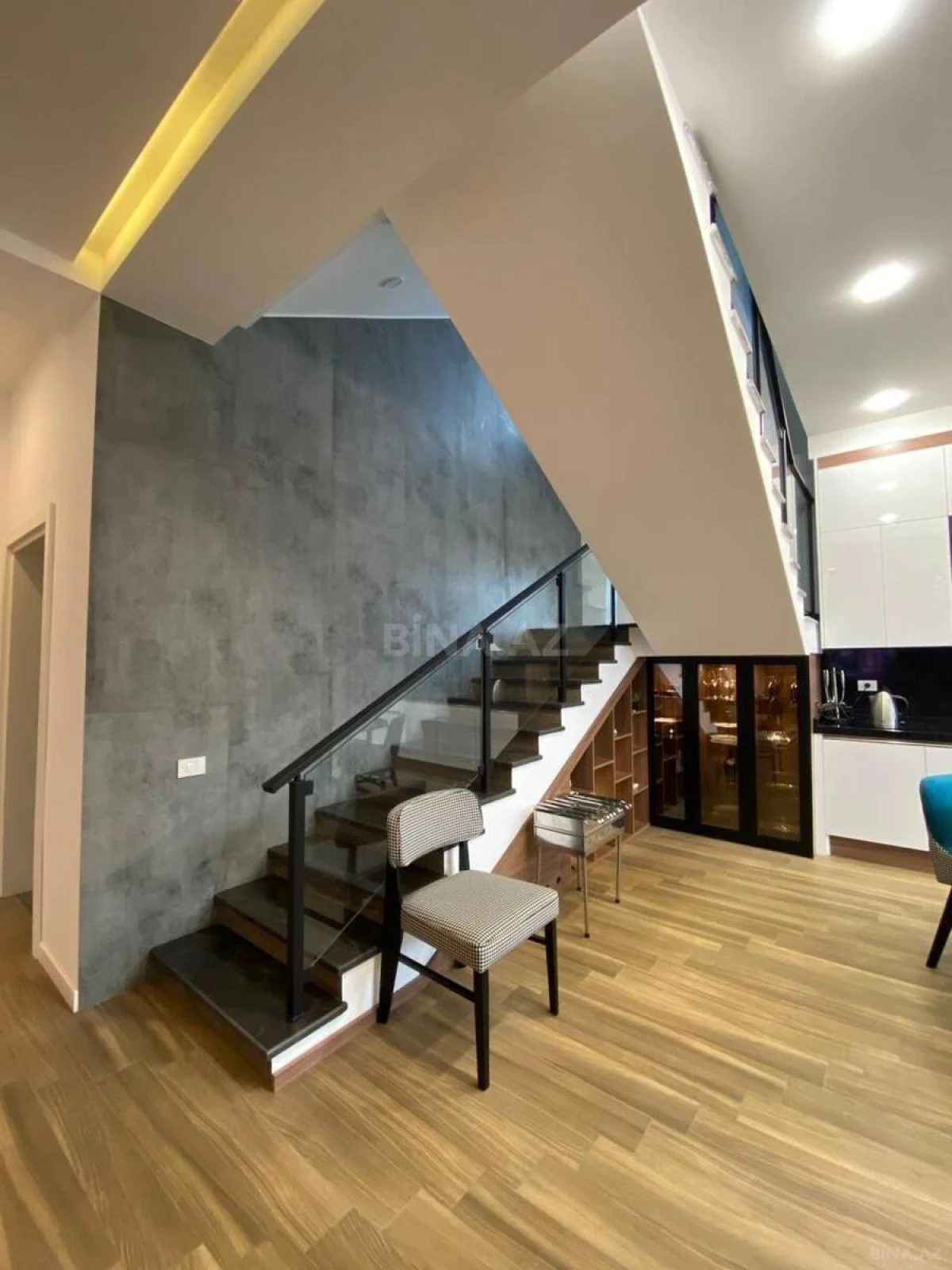 Kirayə verilir 8 otaqlı həyət evi 700 m²