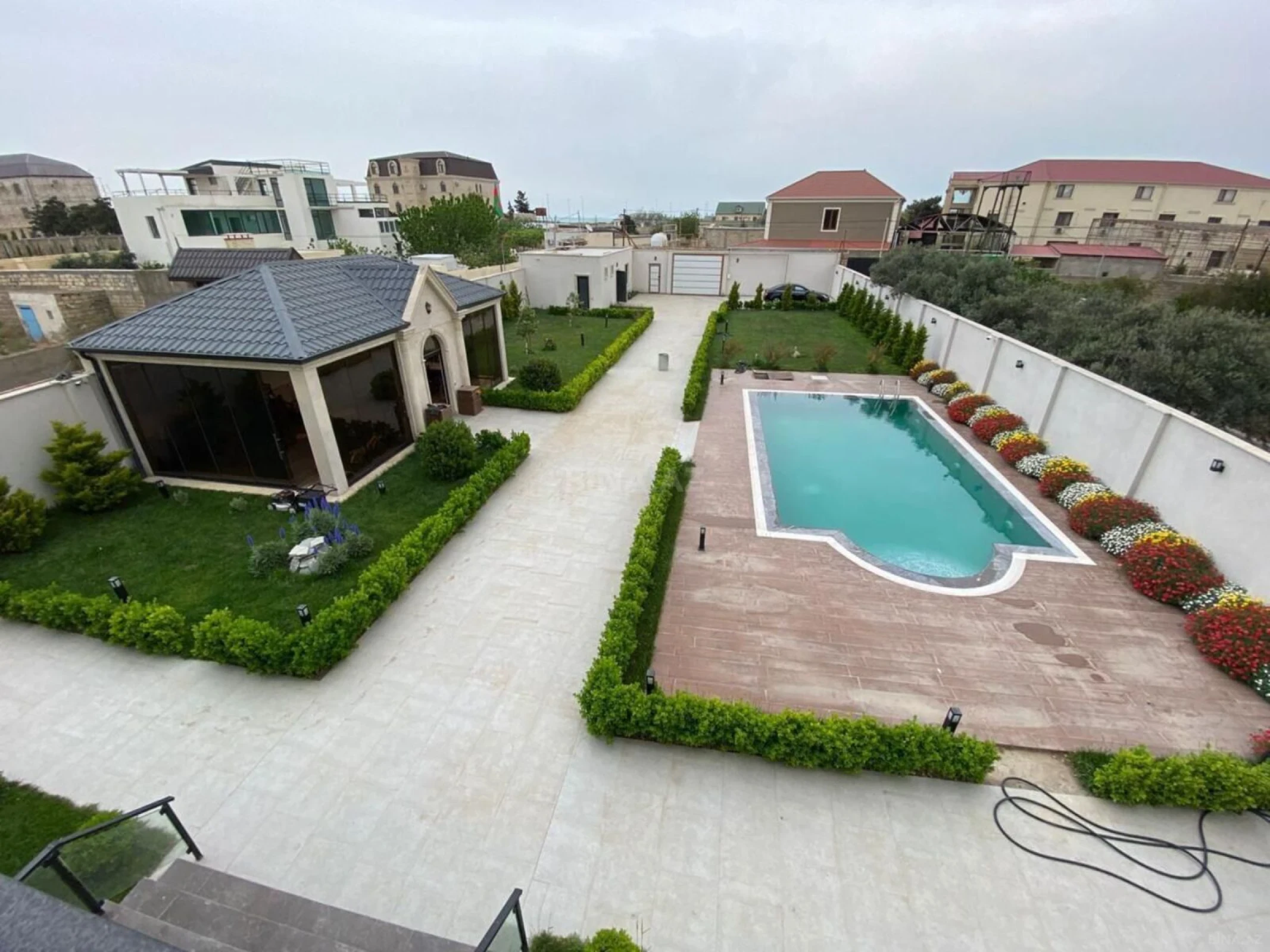 Kirayə verilir 8 otaqlı həyət evi 700 m²