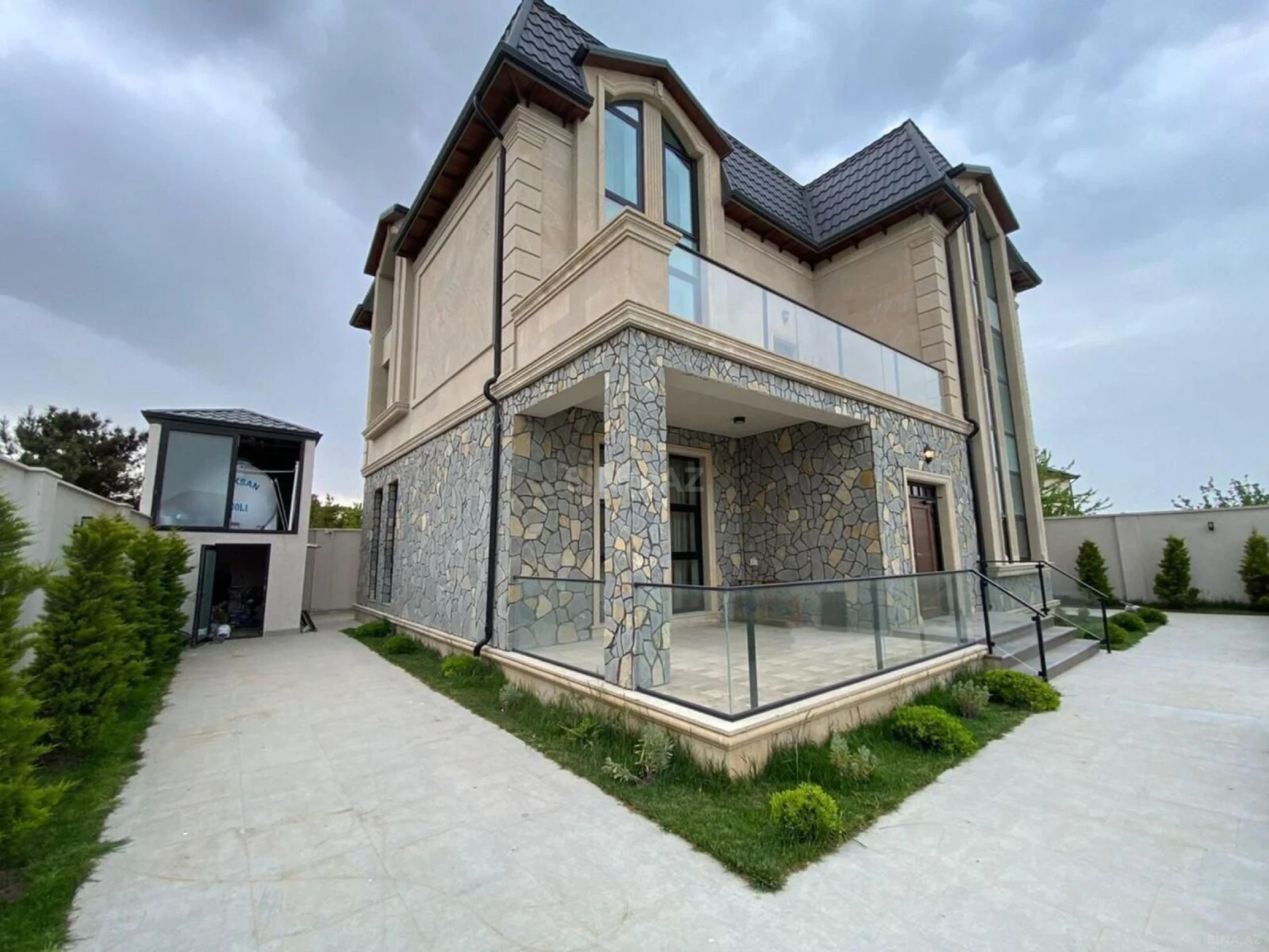 Kirayə verilir 8 otaqlı həyət evi 700 m²