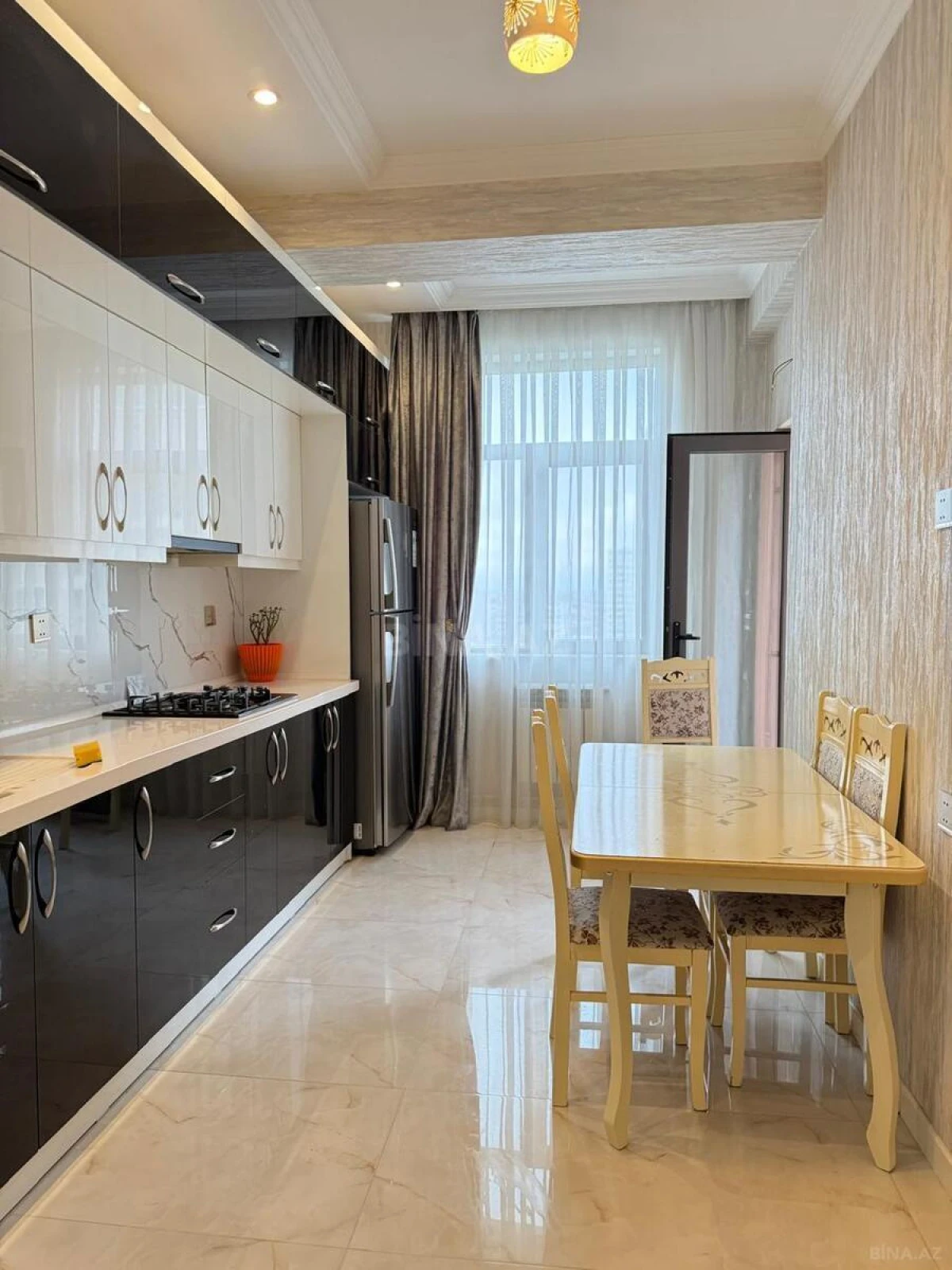 Kirayə verilir 2 otaqlı mənzil 90 m²