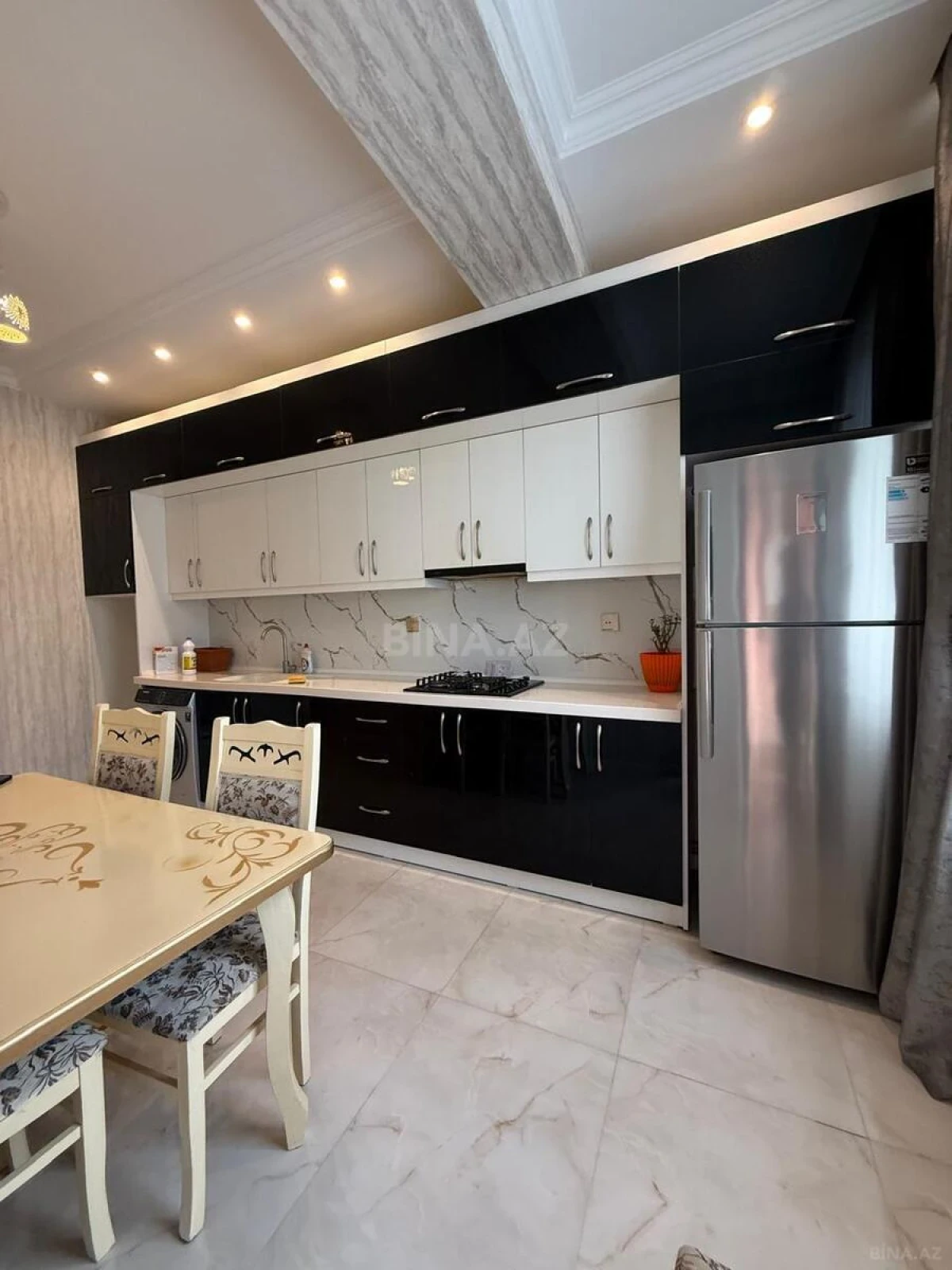 Kirayə verilir 2 otaqlı mənzil 90 m²