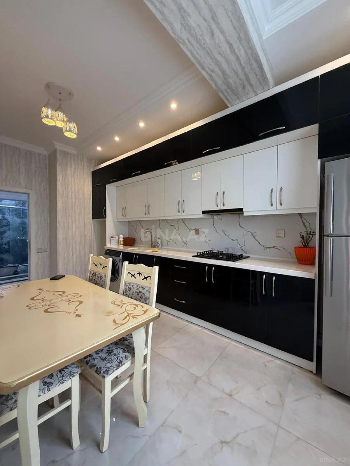 Kirayə verilir 2 otaqlı mənzil 90 m²
