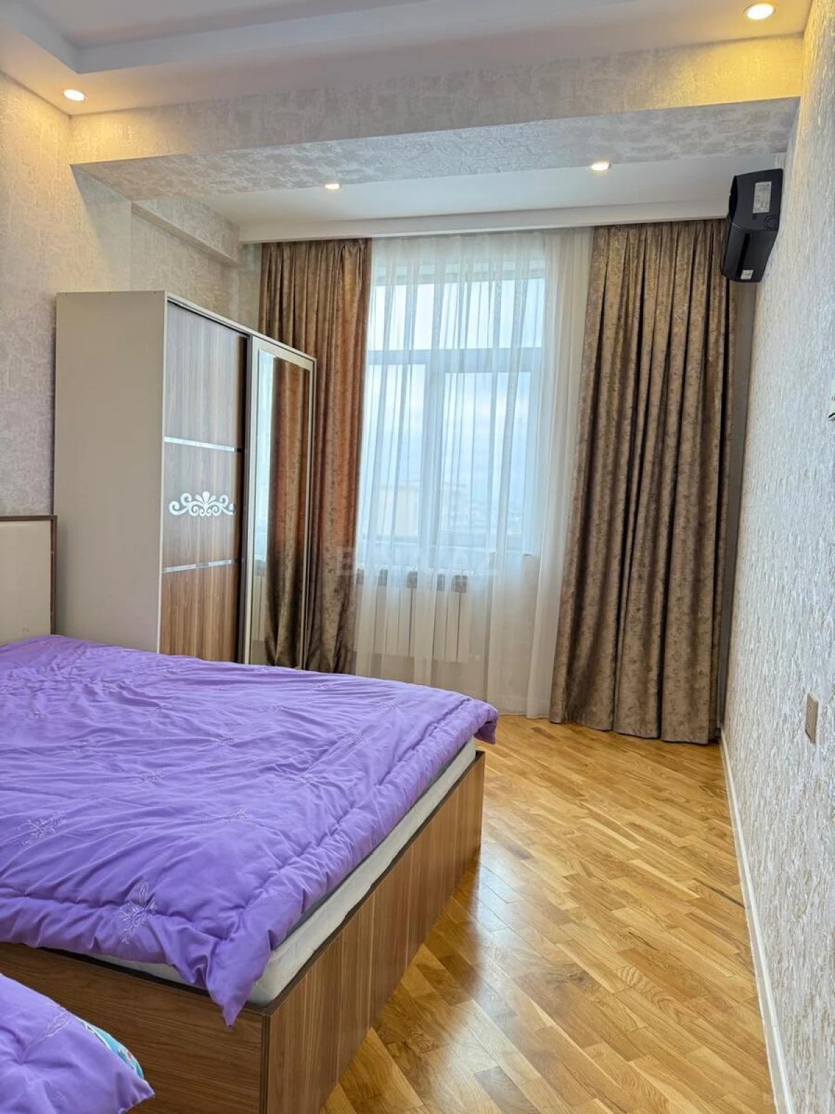 Kirayə verilir 2 otaqlı mənzil 90 m²