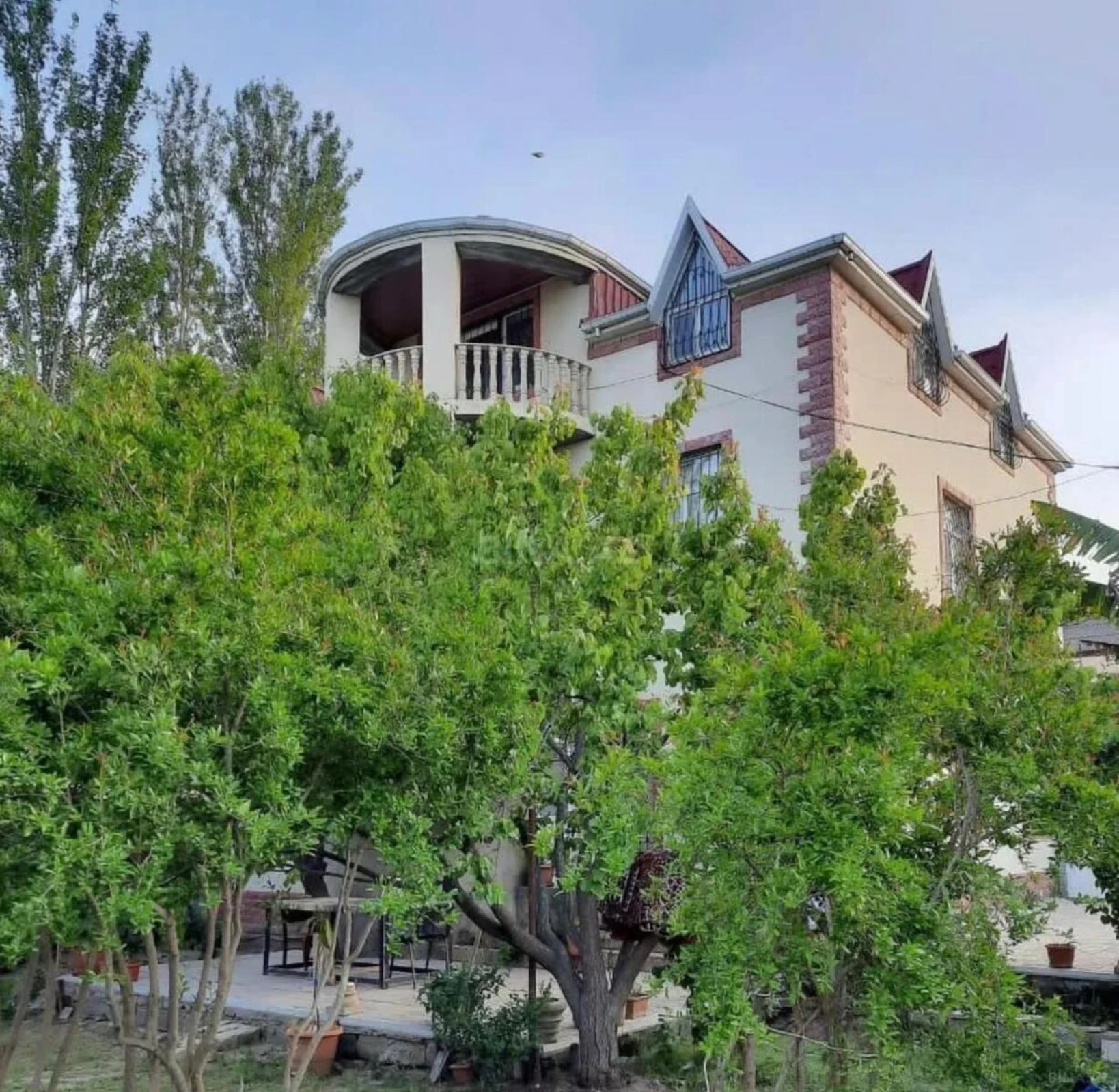 Satılır 7 otaqlı həyət evi 380 m²