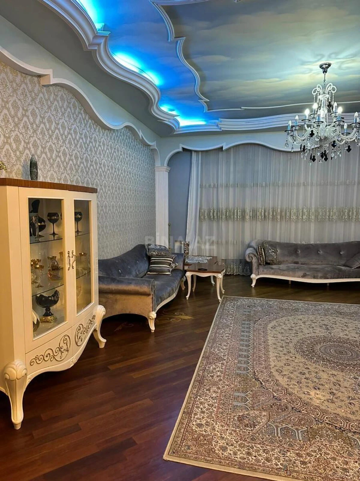 Satılır 5 otaqlı mənzil 260 m²