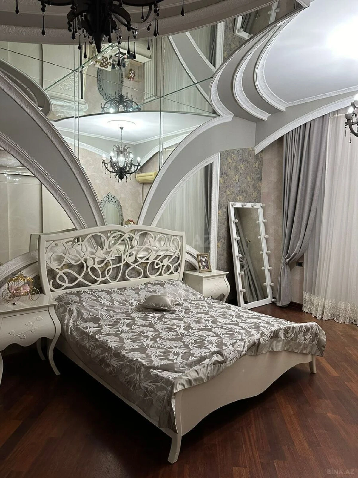 Satılır 5 otaqlı mənzil 260 m²