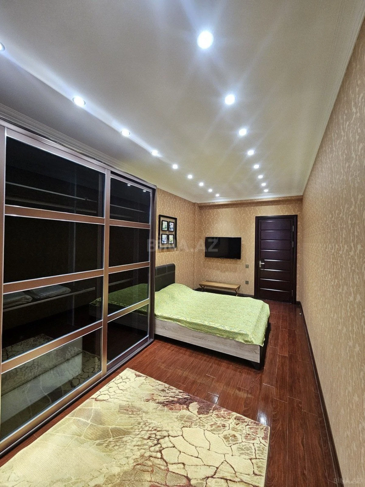 Satılır 4 otaqlı mənzil 172 m²