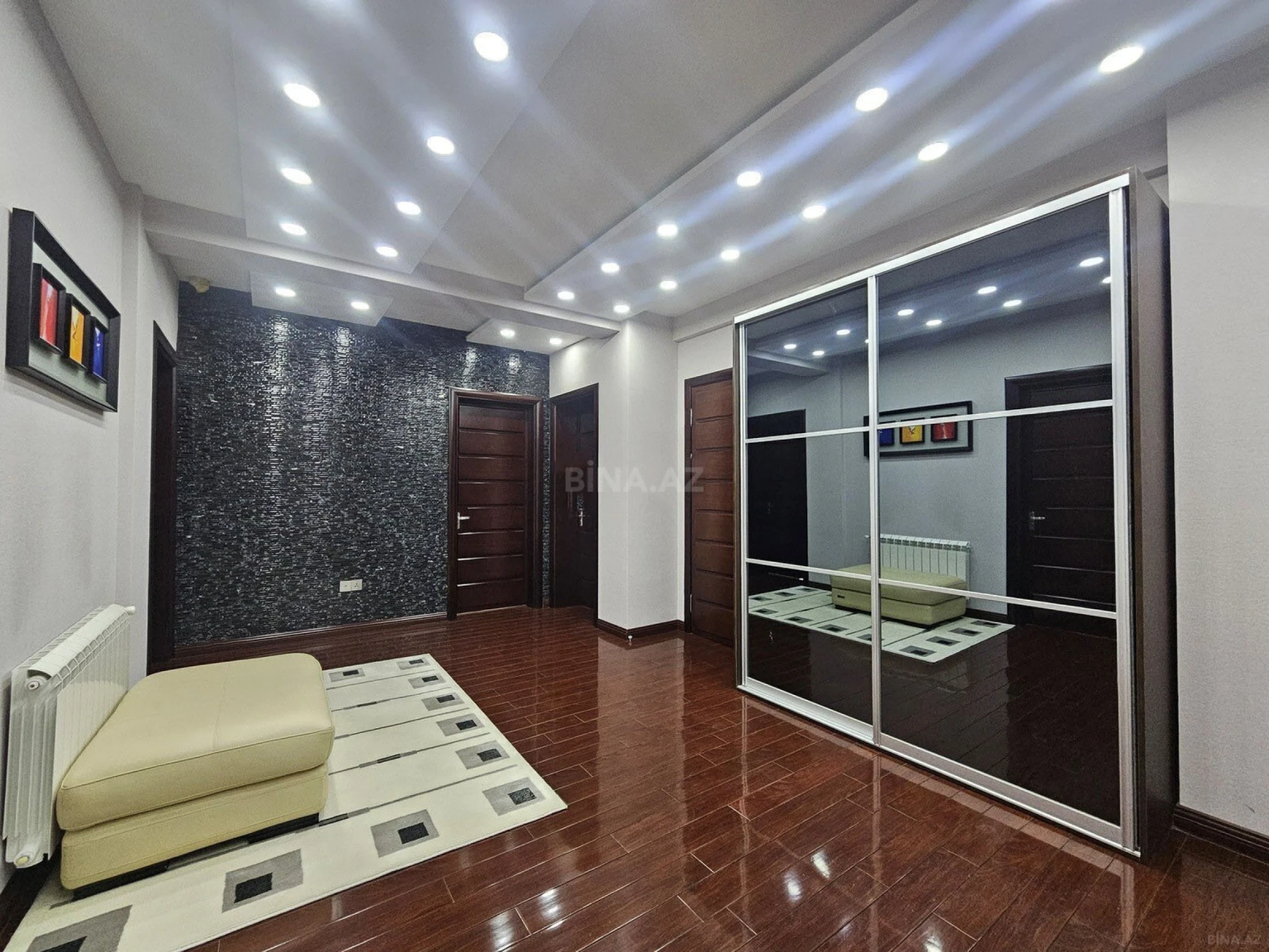 Satılır 4 otaqlı mənzil 172 m²