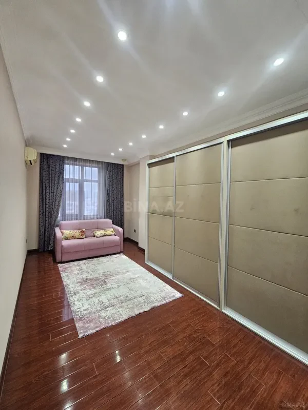 Satılır 4 otaqlı mənzil 172 m²