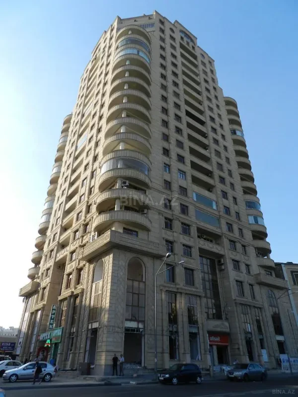 Satılır 4 otaqlı mənzil 172 m²