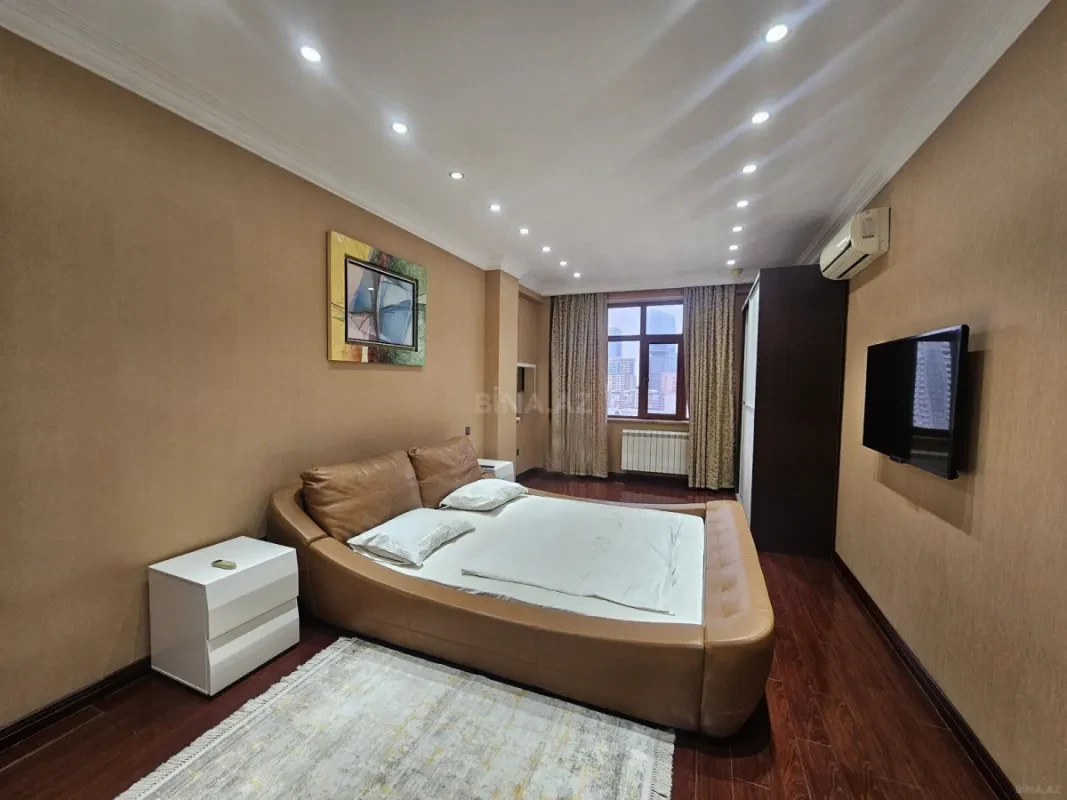Satılır 4 otaqlı mənzil 172 m²