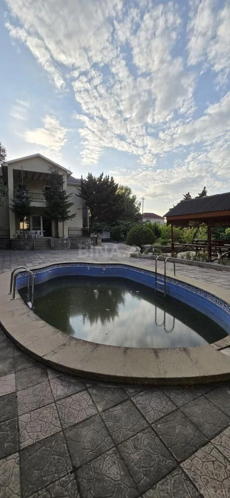 Satılır 6 otaqlı həyət evi 300 m²