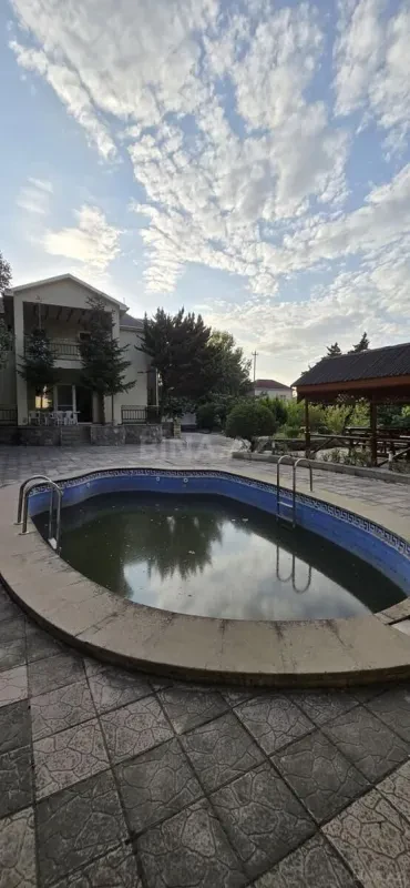 Satılır 6 otaqlı həyət evi 300 m²