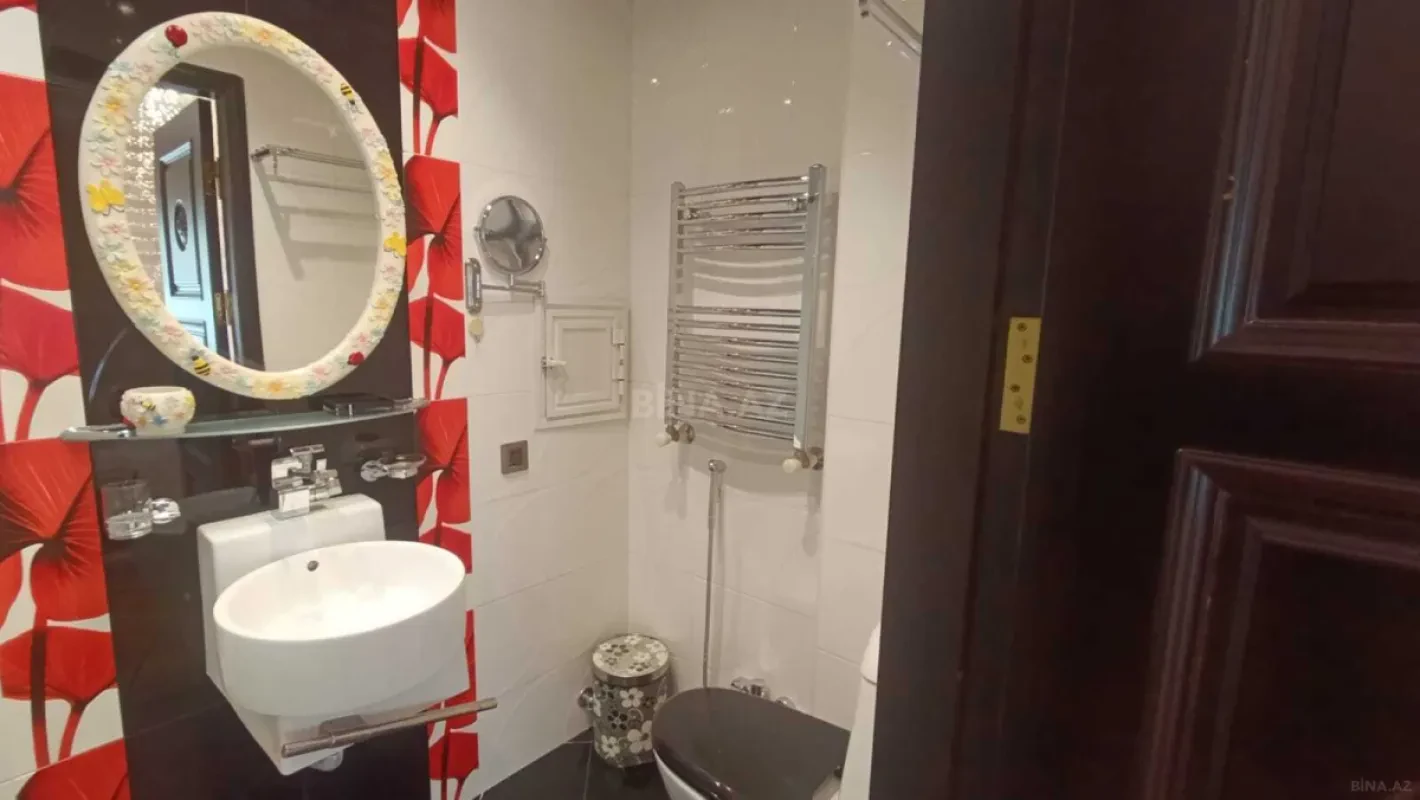 Satılır 4 otaqlı mənzil 180 m²