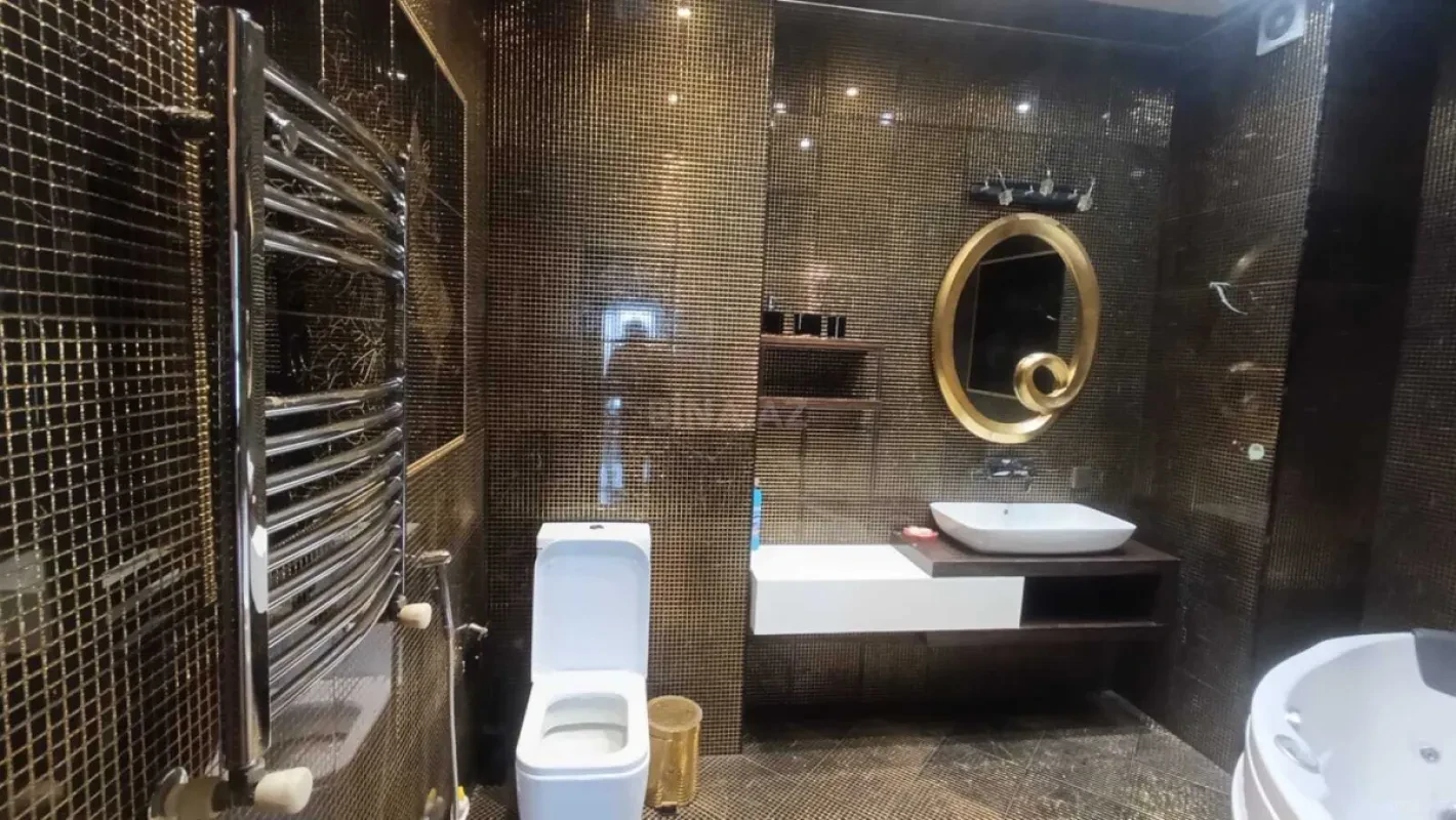 Satılır 4 otaqlı mənzil 180 m²