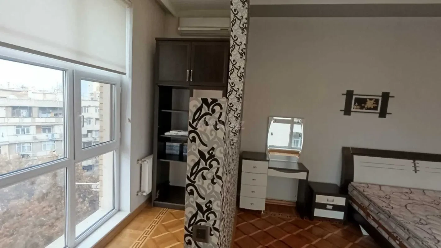 Satılır 4 otaqlı mənzil 180 m²
