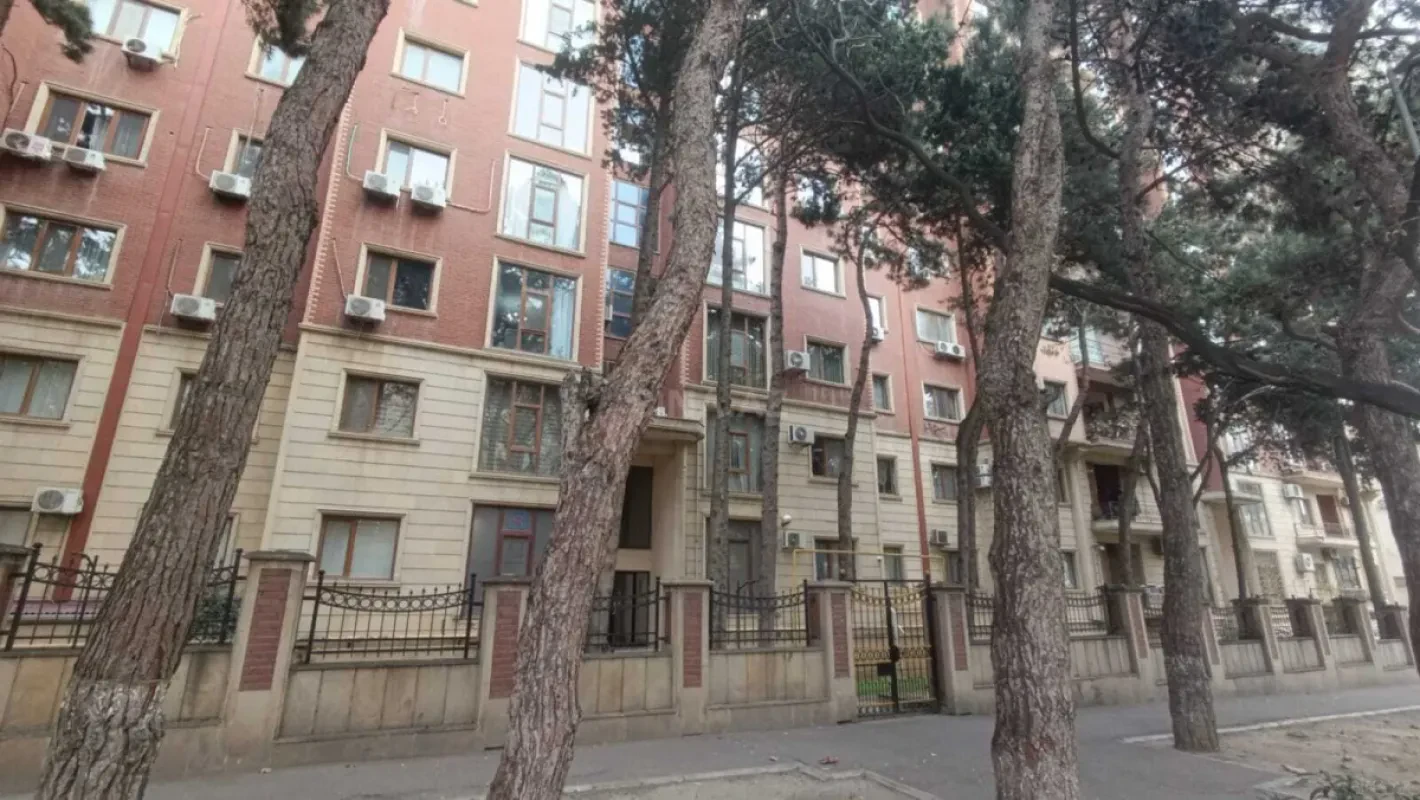 Satılır 4 otaqlı mənzil 180 m²