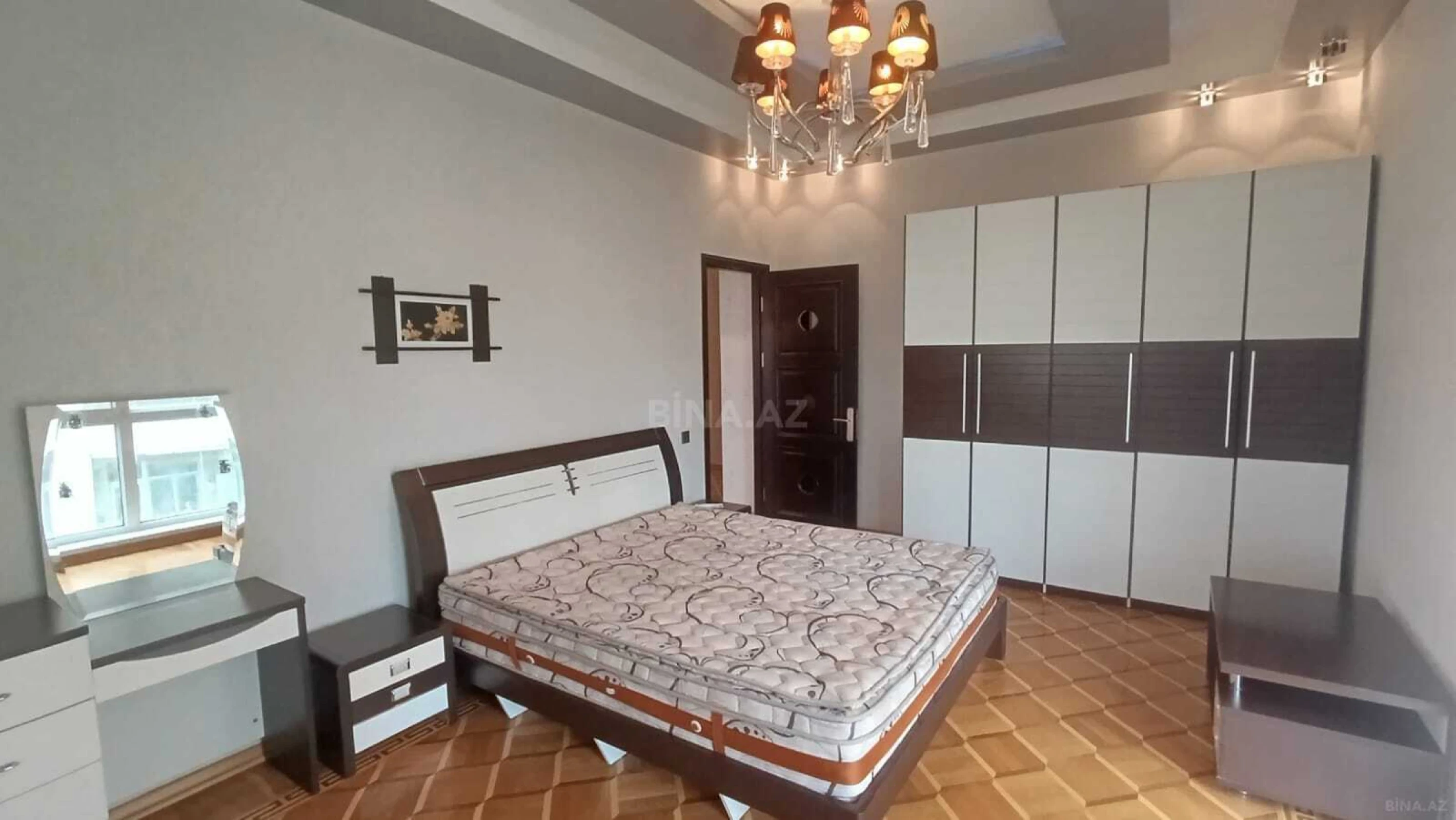 Satılır 4 otaqlı mənzil 180 m²